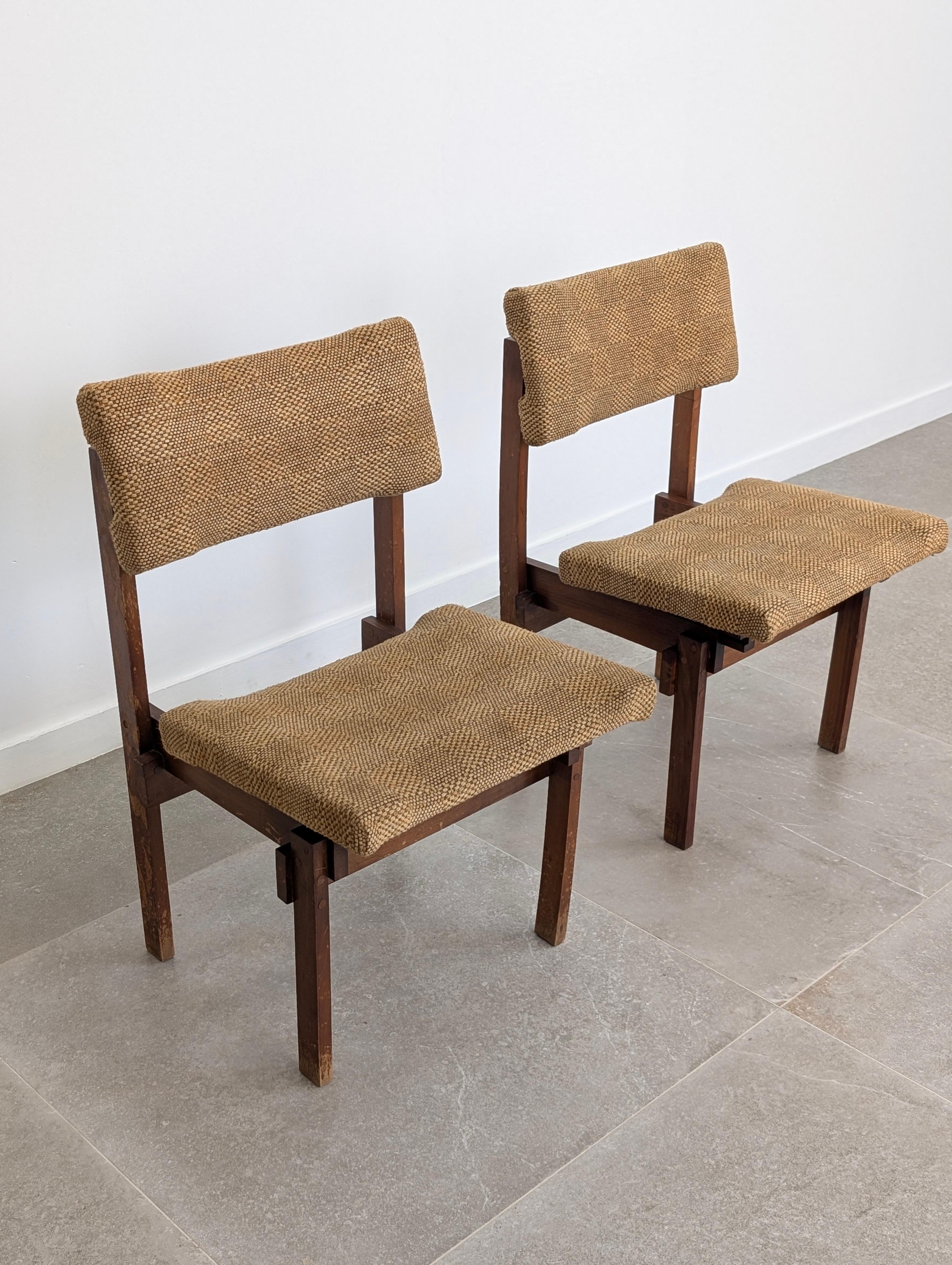 Coppia di sedie in legno degli anni '50, fortemente influenzate dallo stile strutturale e funzionale di Gerrit Rietveld. Ogni sedia presenta un sedile scorrevole e uno schienale mobile, offrendo un'adattabilità ergonomica non comune per l'epoca. La