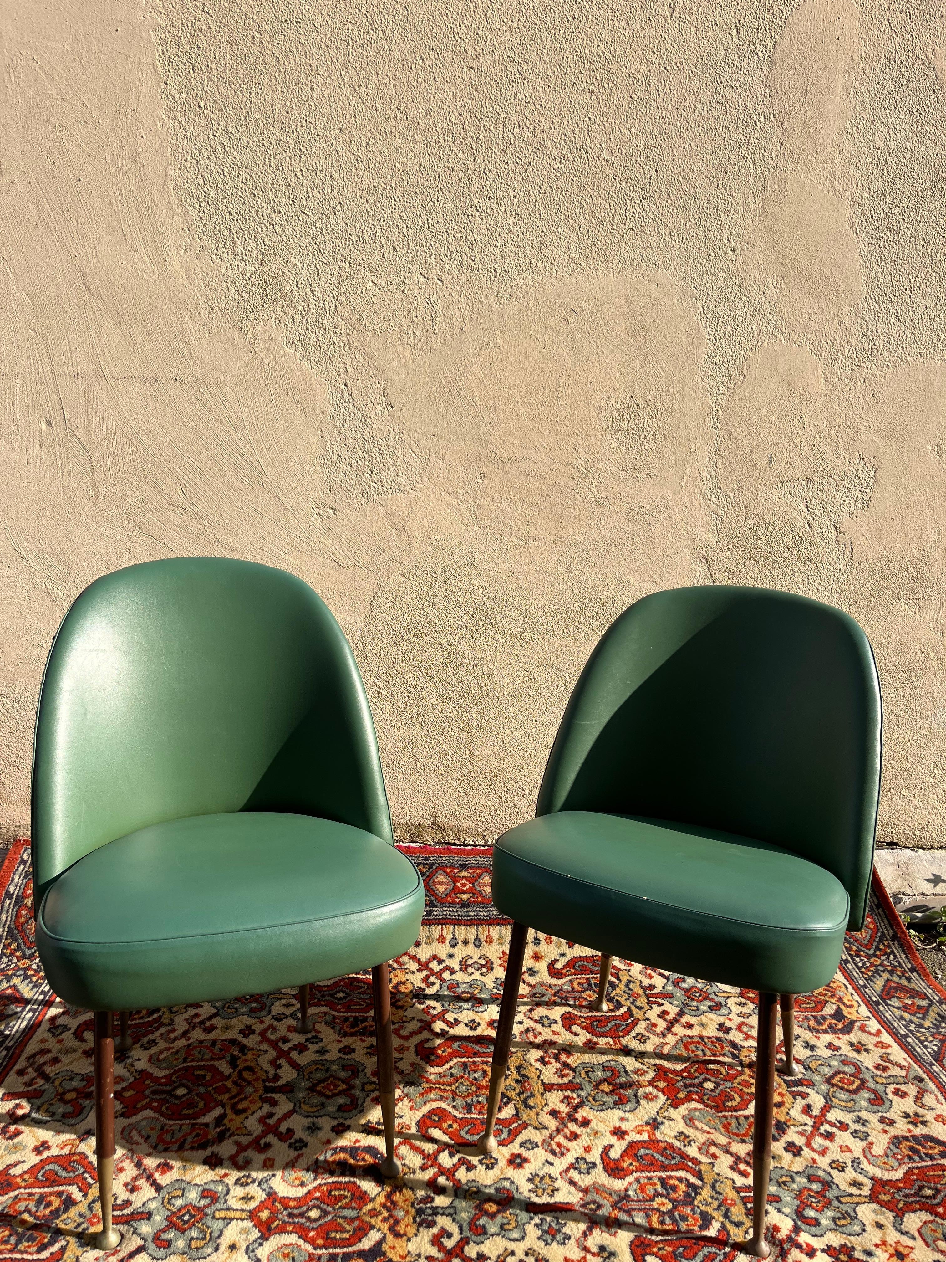 Hay objetos que no se limitan a llenar un espacio, sino que lo transforman. Este par de sillones estilo Rima de los años 50 es uno de esos raros casos en los que el diseño se convierte en una historia, una atmósfera, una identidad. Basta una mirada