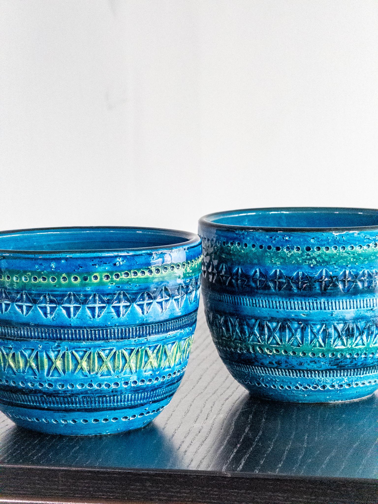 Paire de cache-pots en céramique, vibrants et emblématiques, conçus par Aldo Londi pour Bitossi, Italie. Ces pièces fabriquées à la main font partie de la célèbre collection Rimini Blu - l'une des lignes de céramiques italiennes du milieu du siècle