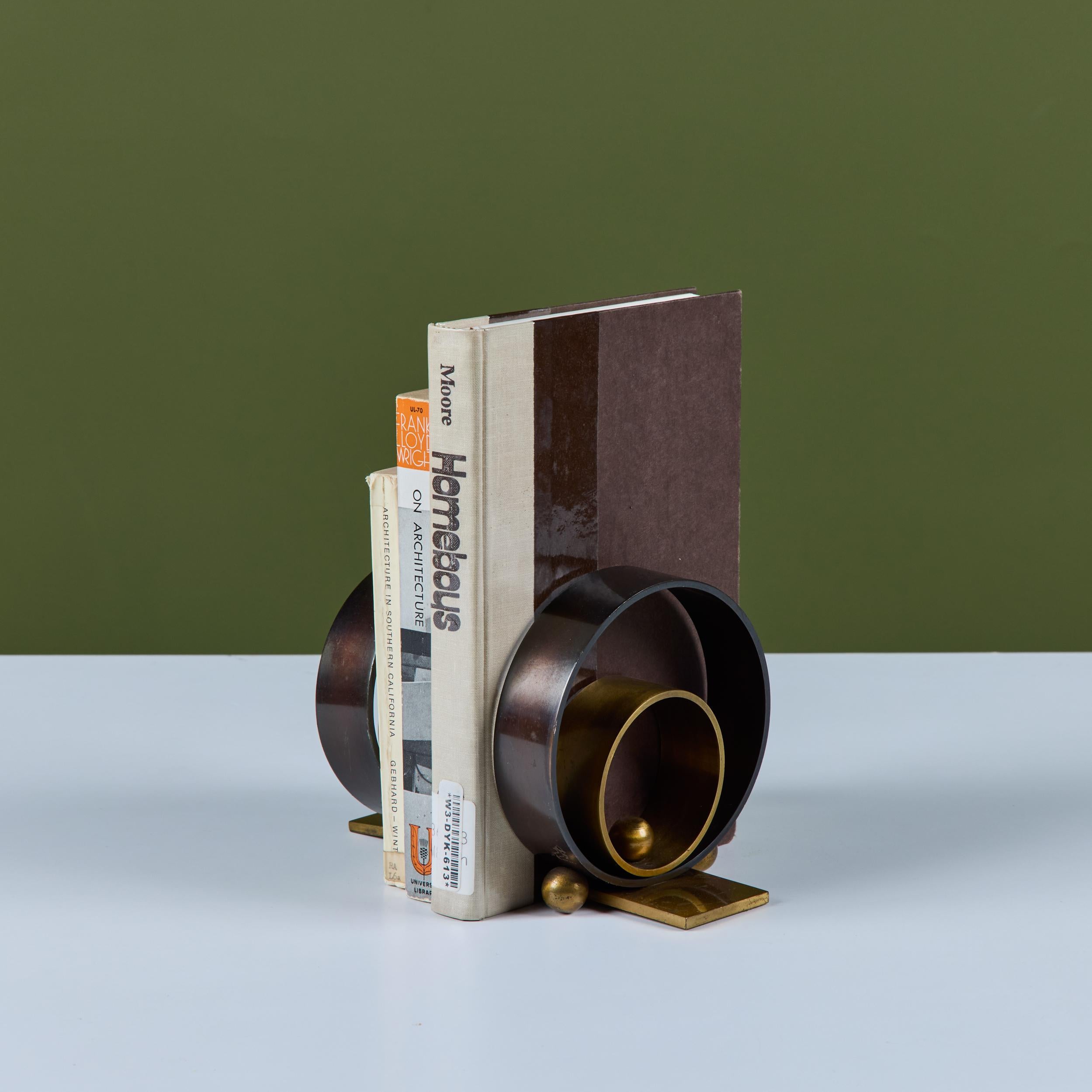 Art déco Paire de serre-livres anneaux de Walter von Nessen pour Chase USA en vente