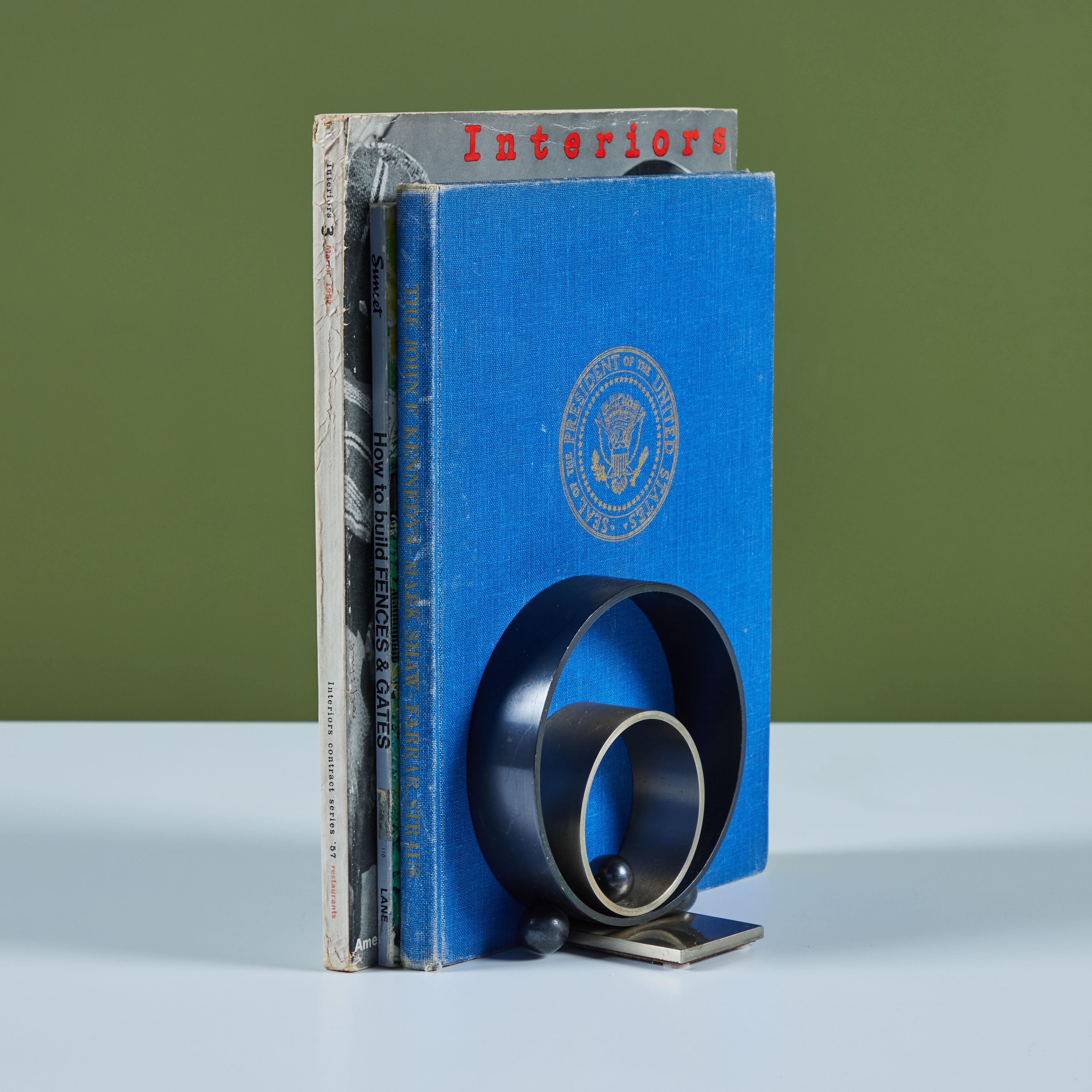 Paar Ring-Buchstützen von Walter von Nessen für Chase USA im Zustand „Gut“ im Angebot in Los Angeles, CA