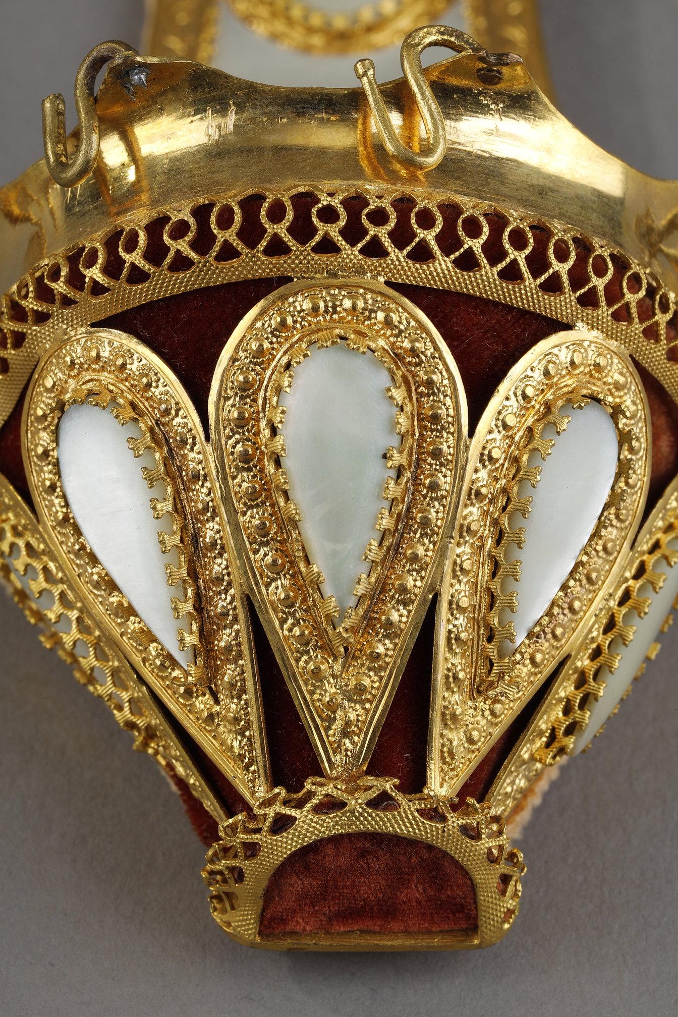 Paar Ringhalter aus Perlmutt und vergoldeter Bronze, Palais Royal Work im Angebot 4