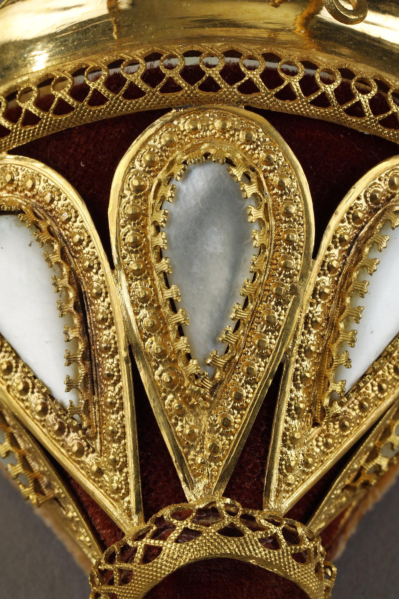 Paar Ringhalter aus Perlmutt und vergoldeter Bronze, Palais Royal Work im Angebot 5
