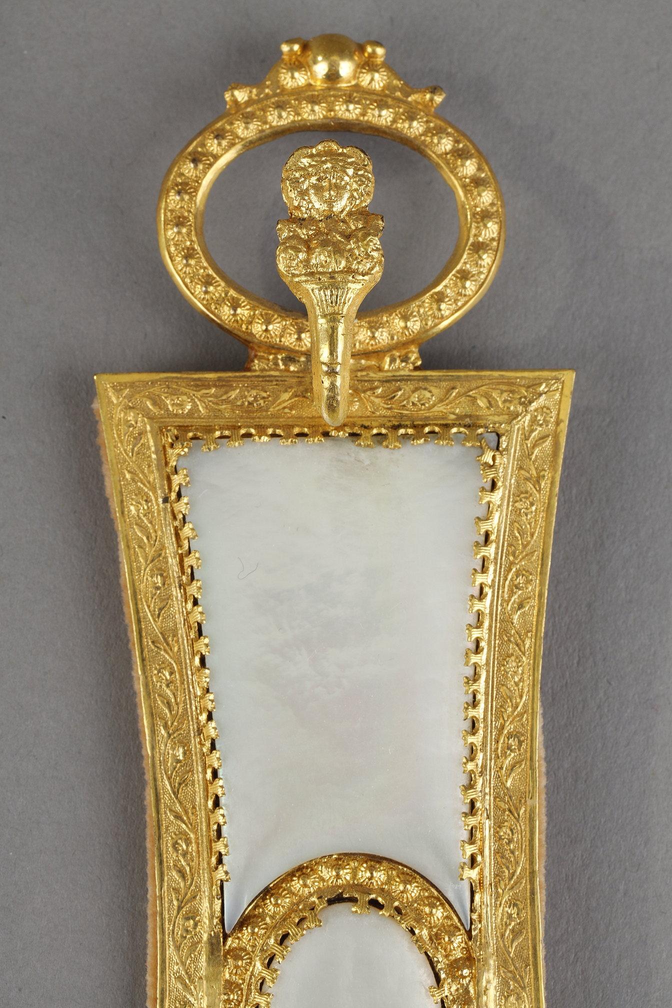 Paar Ringhalter aus Perlmutt und vergoldeter Bronze, Palais Royal Work im Angebot 7