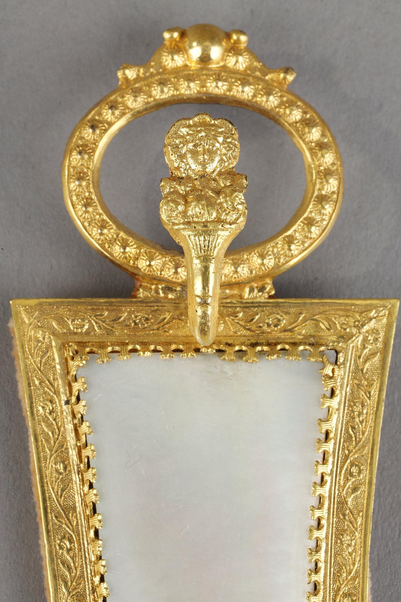 Paire de porte-anneaux en nacre et bronze doré, Palais Royal Work en vente 7