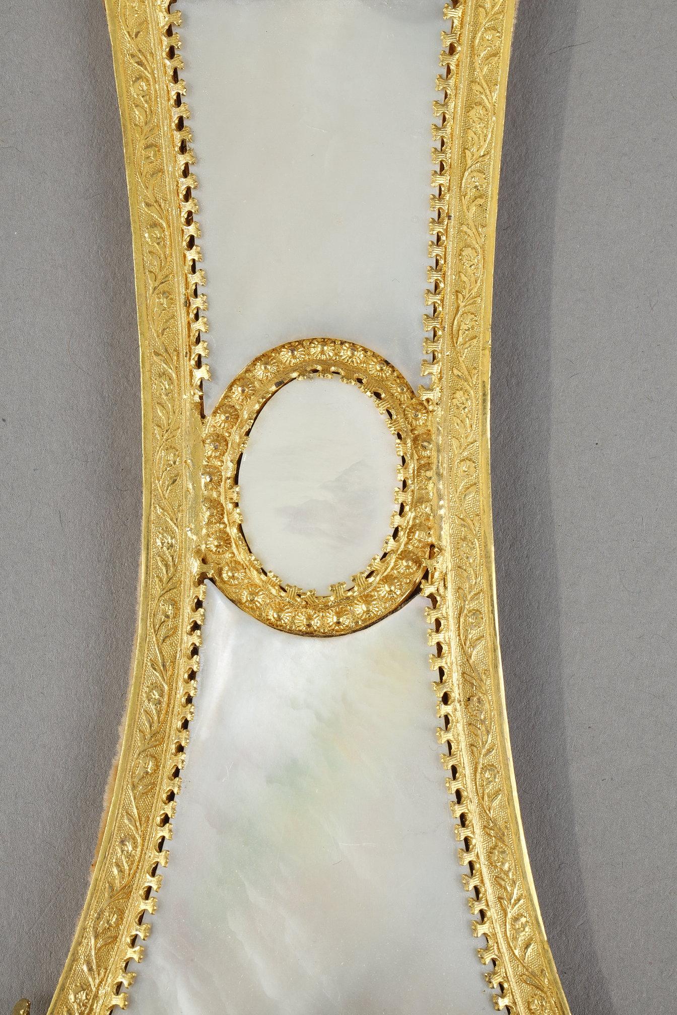 Paar Ringhalter aus Perlmutt und vergoldeter Bronze, Palais Royal Work im Angebot 9