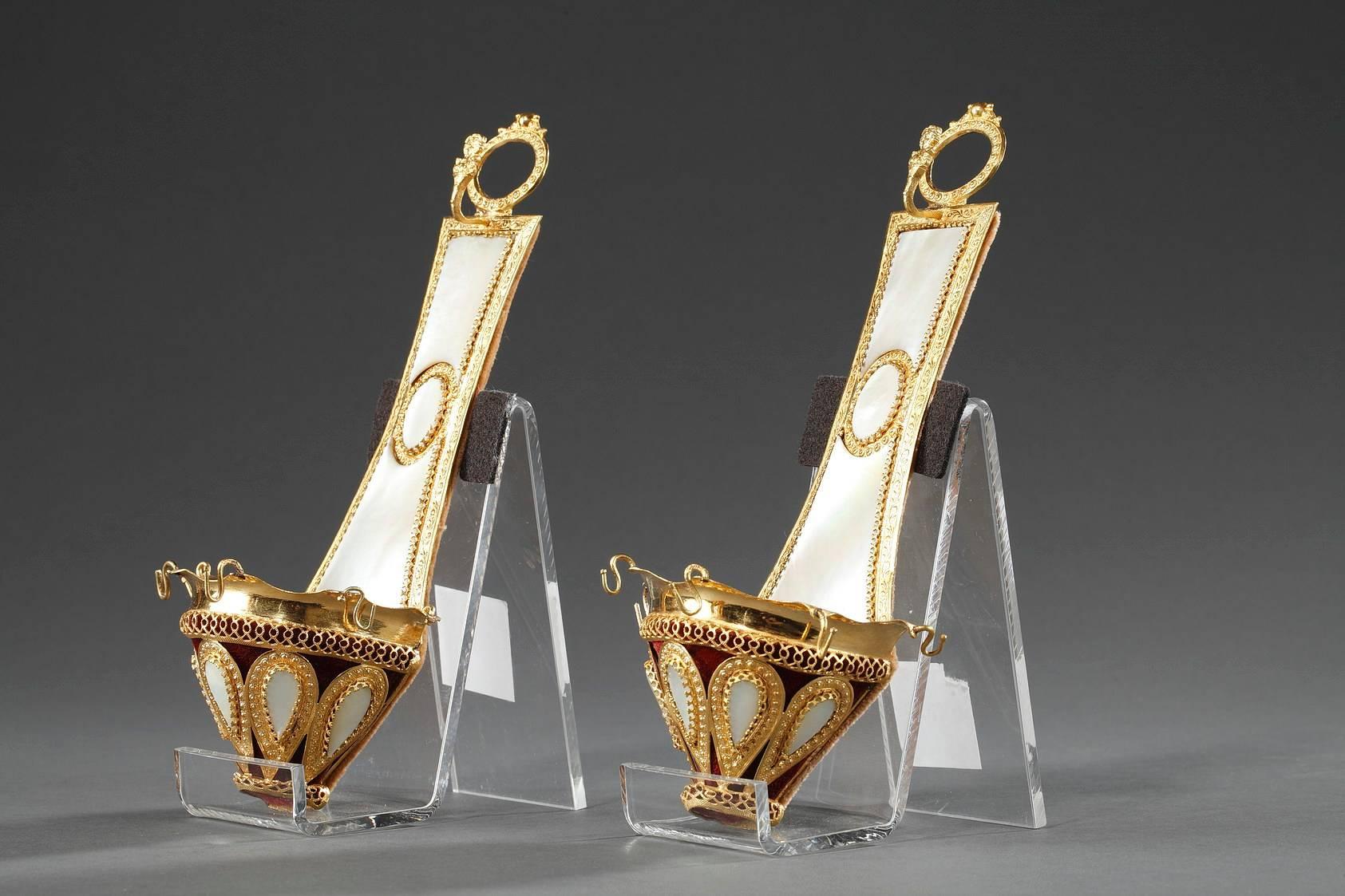 Pair of Ring Holders in Mother of Pearl and Gilt Bronze, Palais Royal Work In Good Condition In Paris, FR