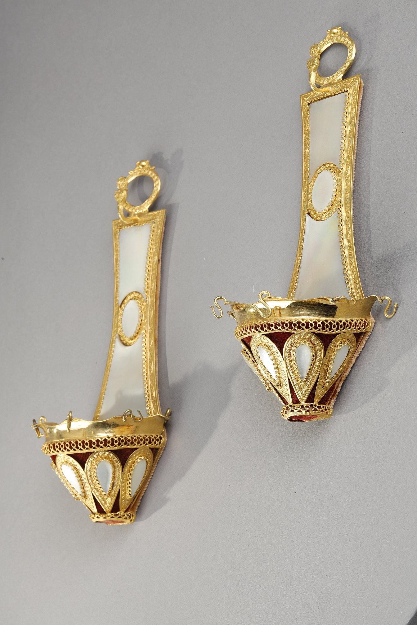 Paar Ringhalter aus Perlmutt und vergoldeter Bronze, Palais Royal Work (Vergoldet) im Angebot