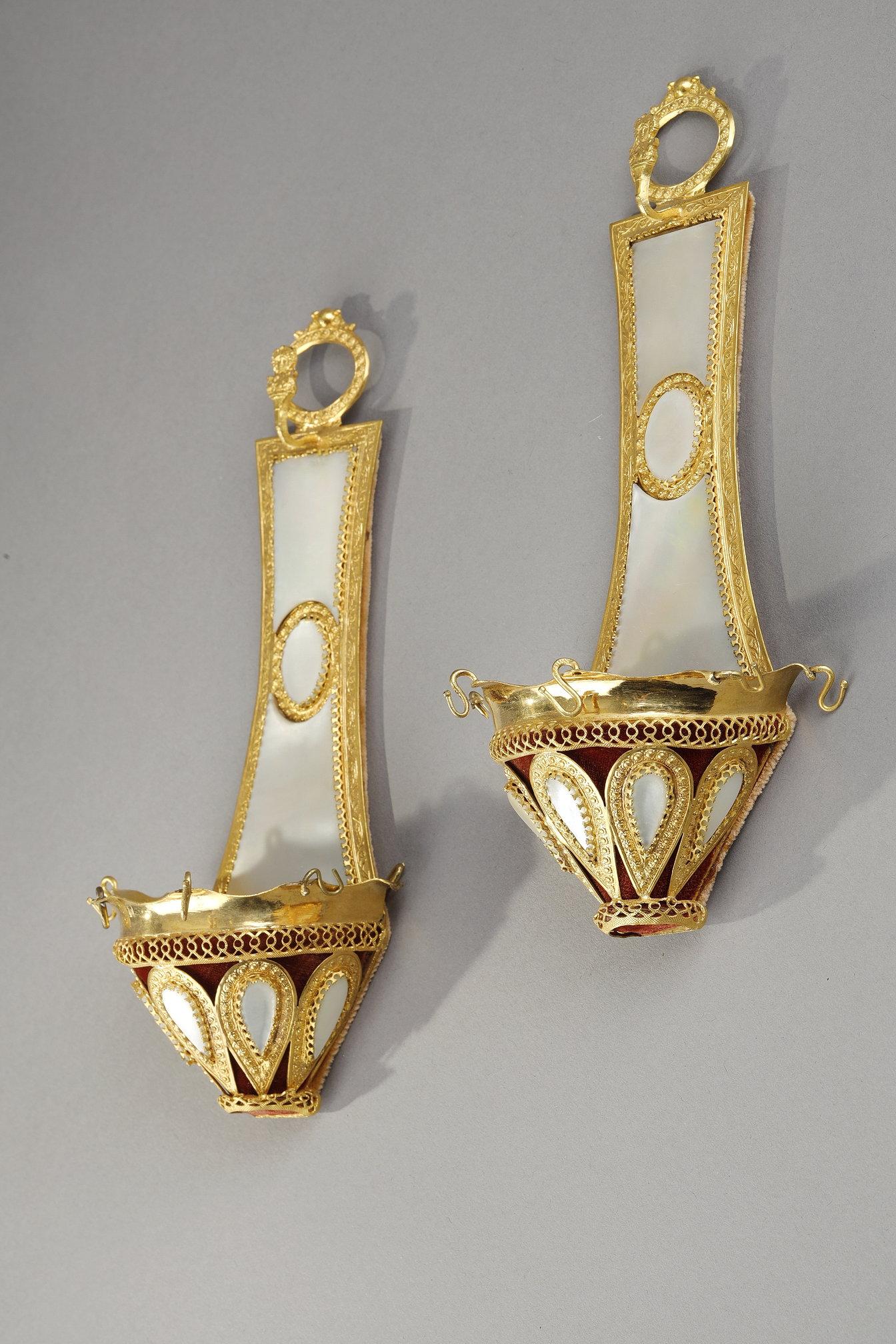 Early 19th Century Pair of Ring Holders in Mother of Pearl and Gilt Bronze, Palais Royal Work For Sale