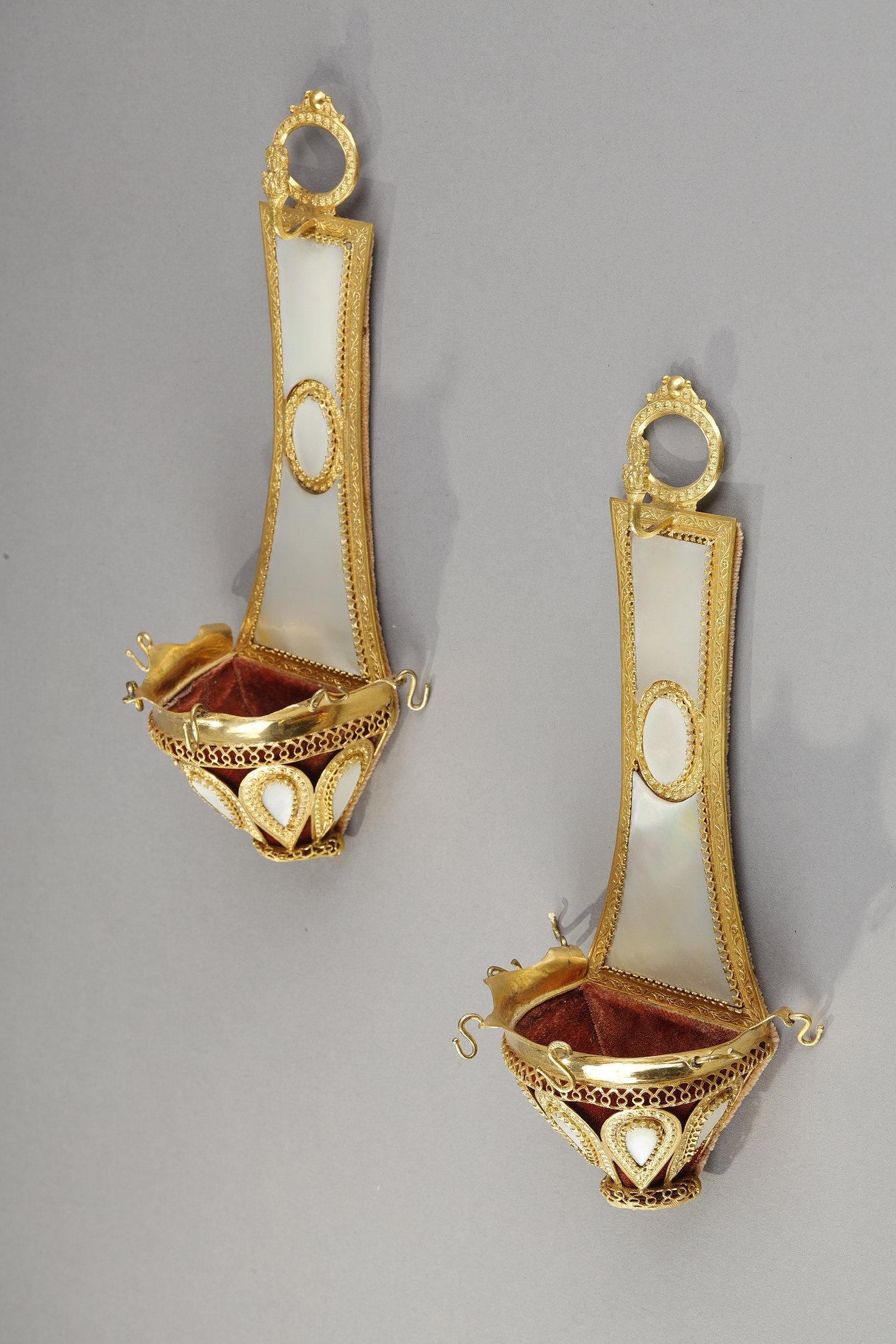 Paar Ringhalter aus Perlmutt und vergoldeter Bronze, Palais Royal Work (Frühes 19. Jahrhundert) im Angebot