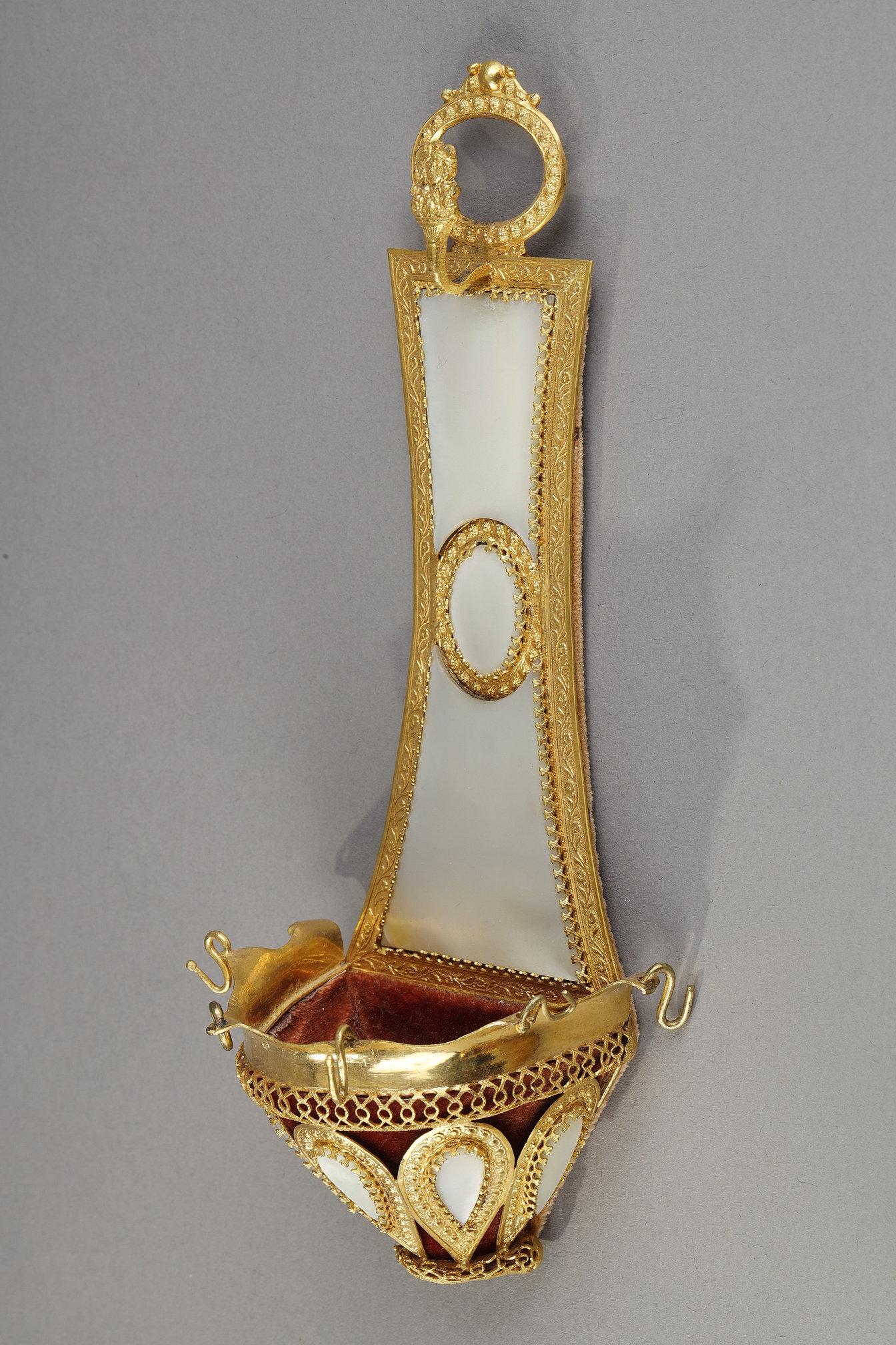 Paar Ringhalter aus Perlmutt und vergoldeter Bronze, Palais Royal Work im Angebot 1