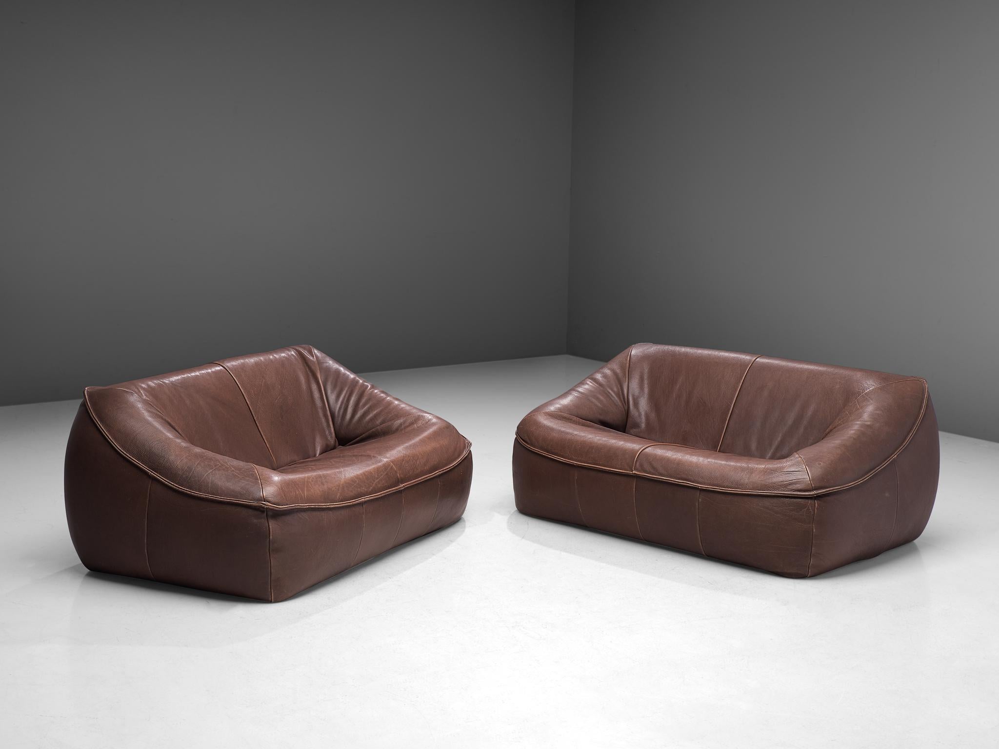 Gerard Van Den Berg for Montis, pair of 'Ringo' settees, buffalo leather, The Netherlands, 1974.

These grand and bulky two-seat 'Ring' sofas are designed by the Dutch designer Gerard Van Den Berg. The sofas are comfortable and shaped as a large