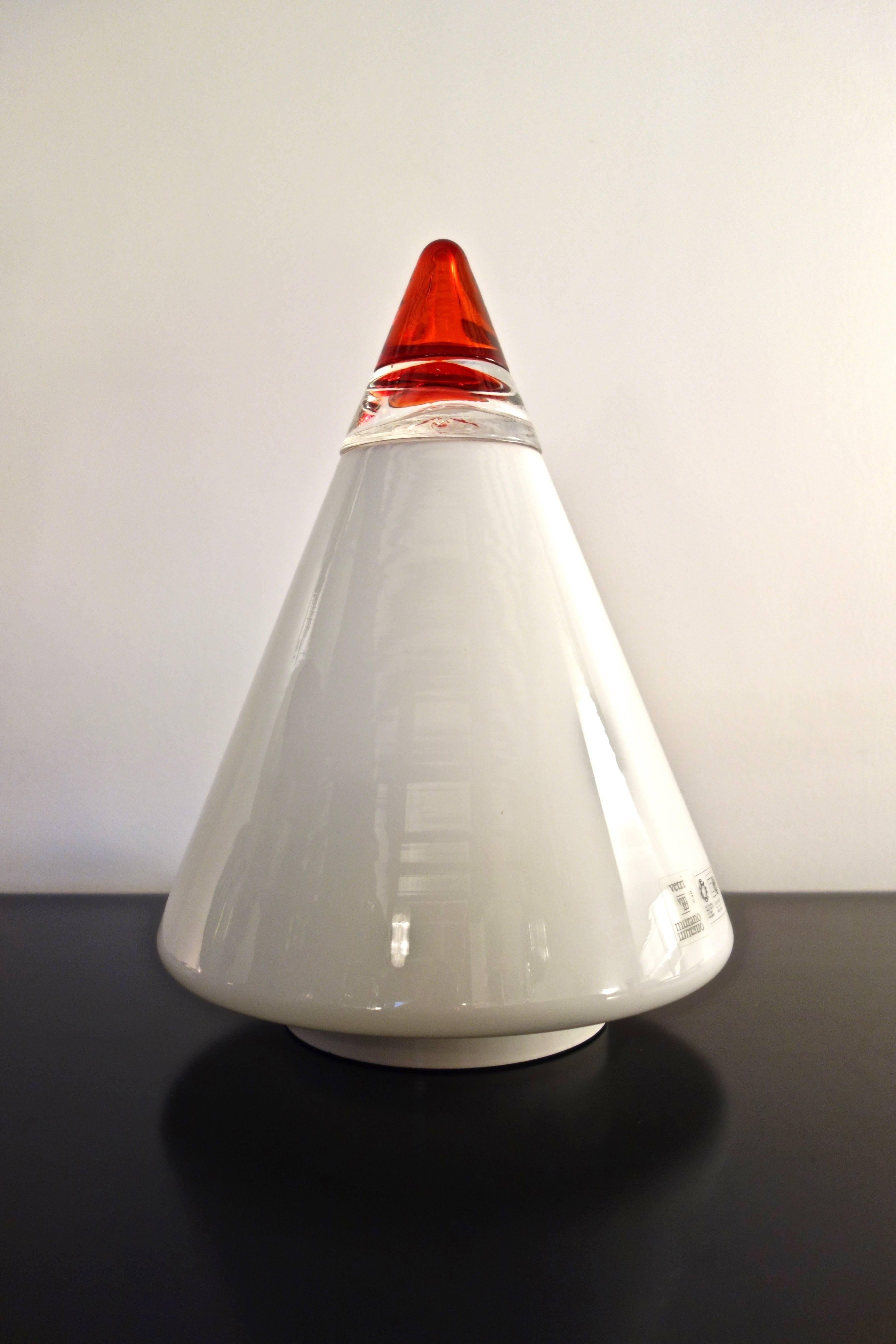 Pair of Rio table lamp by Guisto Toso for Leucos. Italian manufacture in the 1970s. Conical shape in Murano opal blown glass, transparent and red crystal upper part, base in white lacquered aluminum. Screw bulb. Electricity redone. In perfect