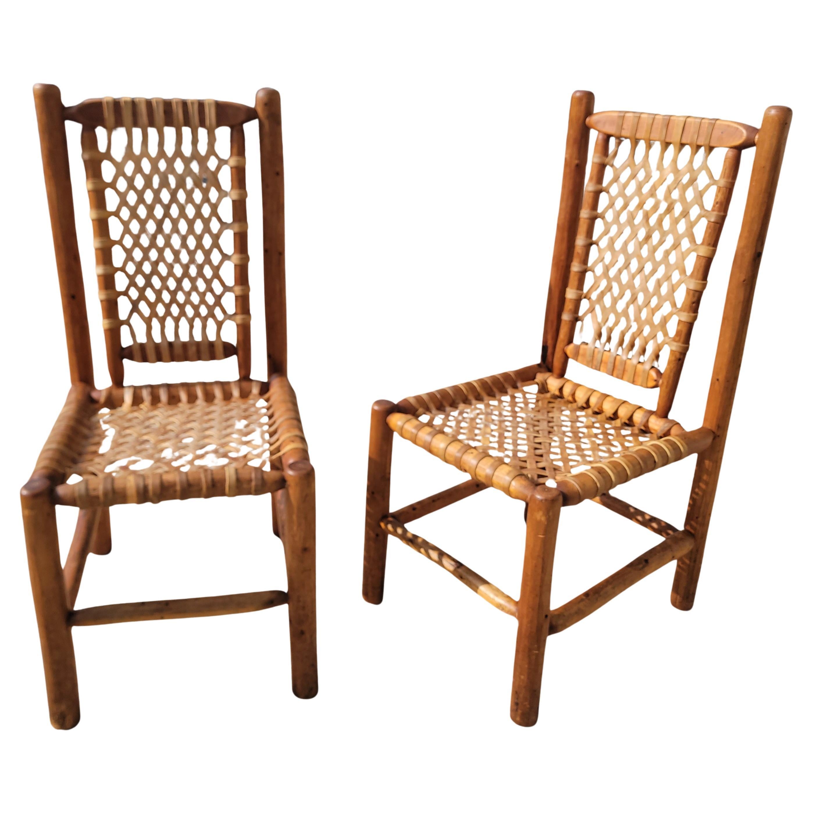 Ces chaises d'appoint très difficiles à trouver sont en bon état et conservent la sangle d'origine en cuir brut tissé à la main et sont très robustes.vendues comme une paire de chaises d'appoint assorties.Rittenhouse  est très similaire aux chaises