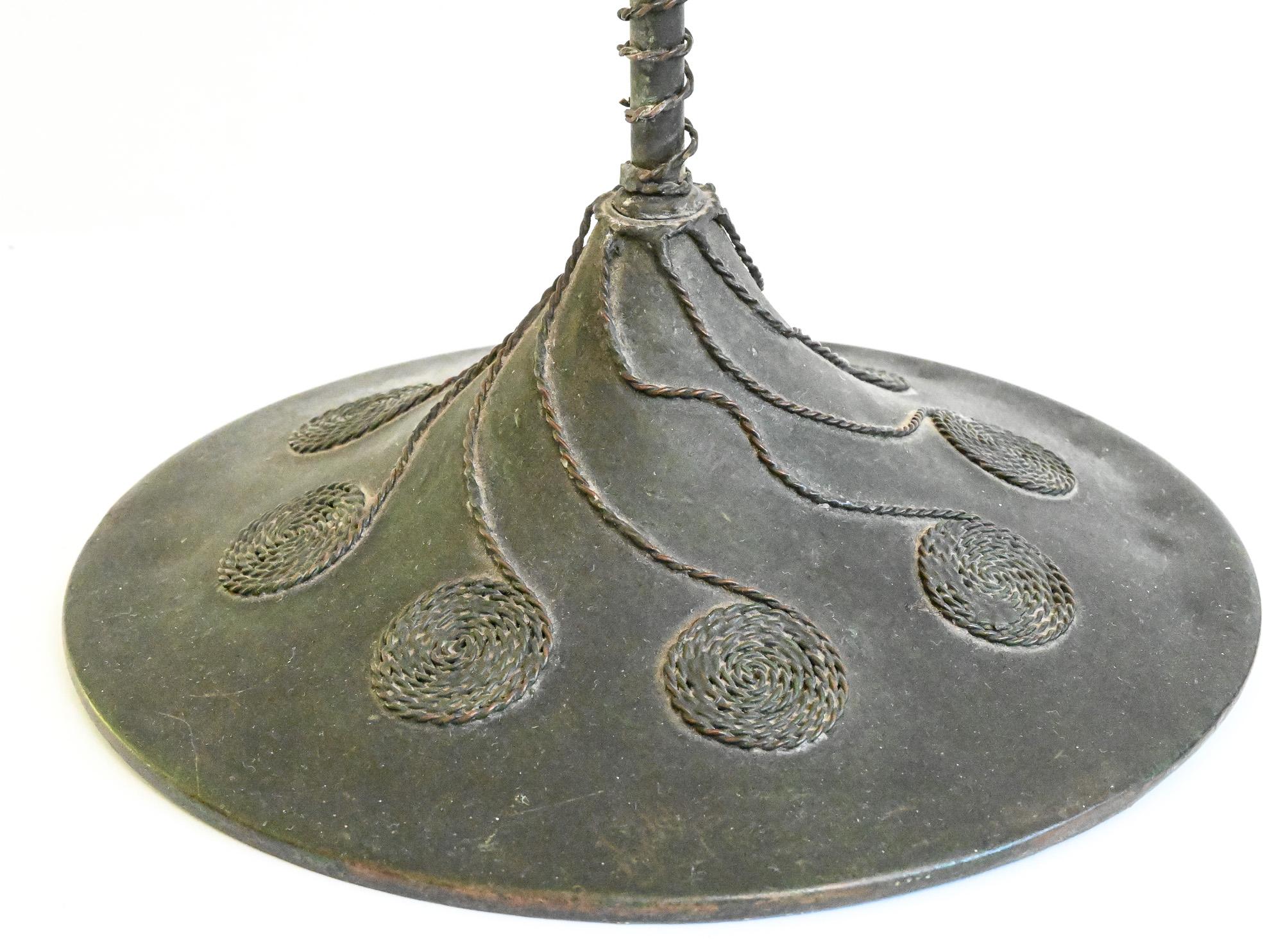 Coppia di candelabri in rame di Rivière Studio Arts & Crafts con steli ritorti, USA in vendita 3