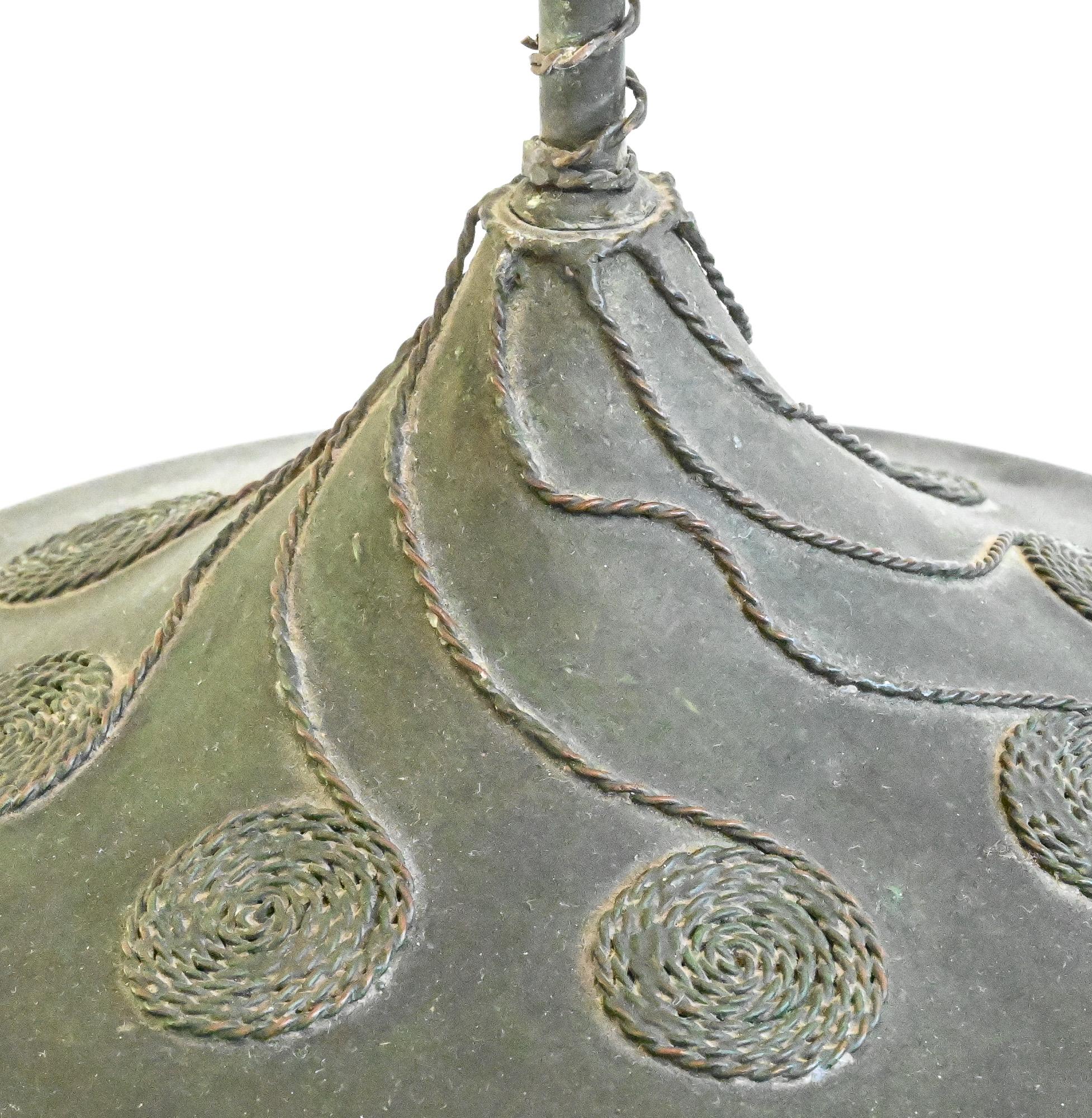 Coppia di candelabri in rame di Rivière Studio Arts & Crafts con steli ritorti, USA in vendita 4