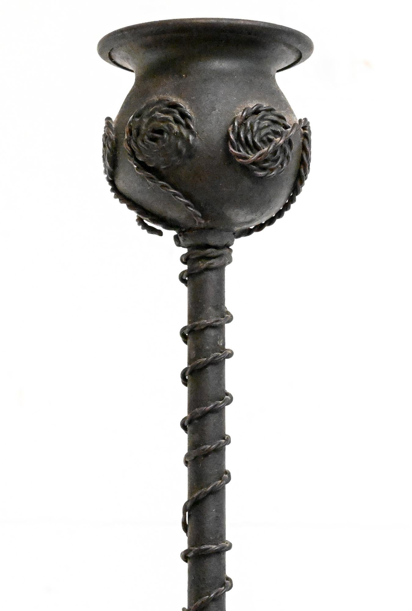 Coppia di candelabri in rame di Rivière Studio Arts & Crafts con steli ritorti, USA in vendita 5