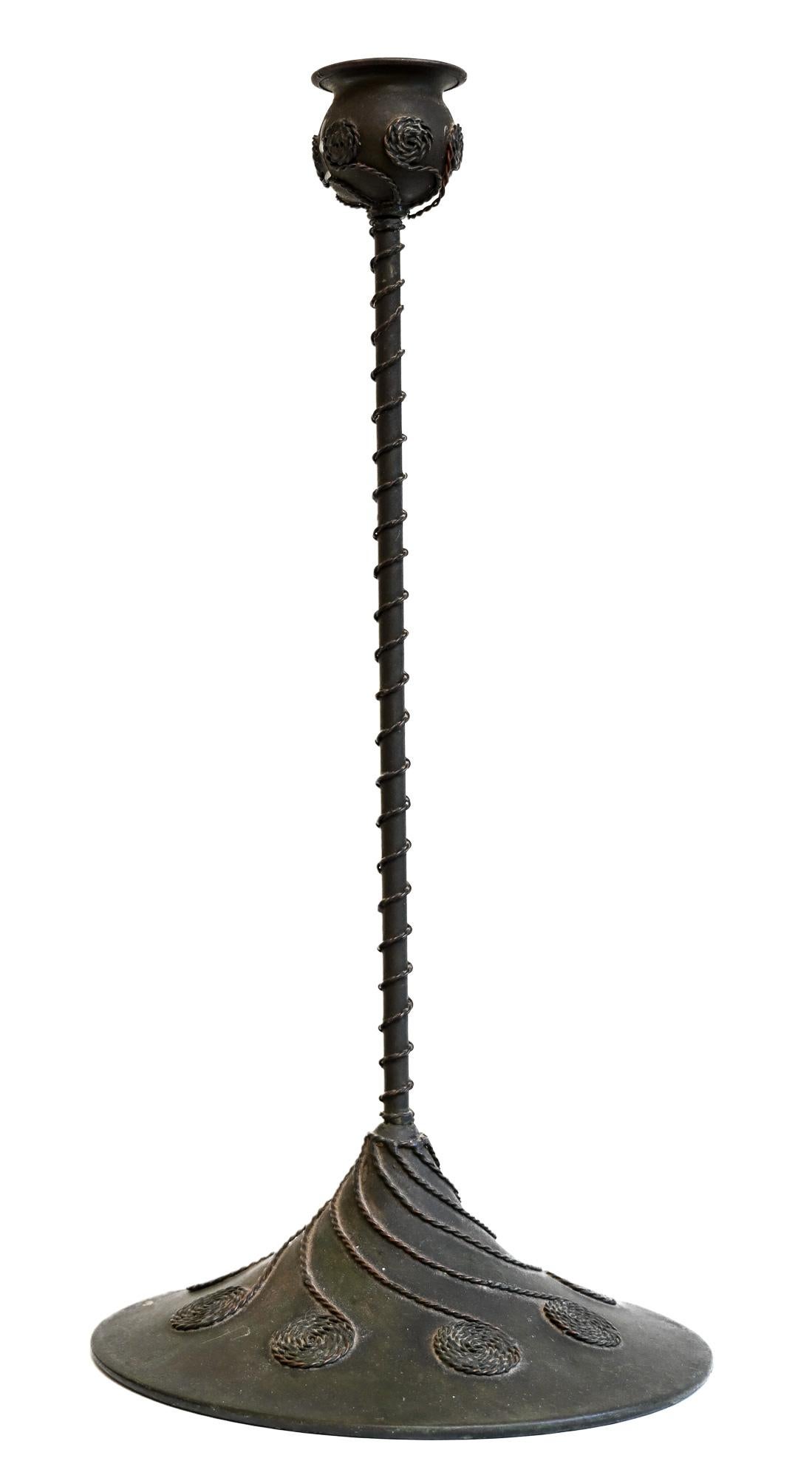 Americano Coppia di candelabri in rame di Rivière Studio Arts & Crafts con steli ritorti, USA in vendita