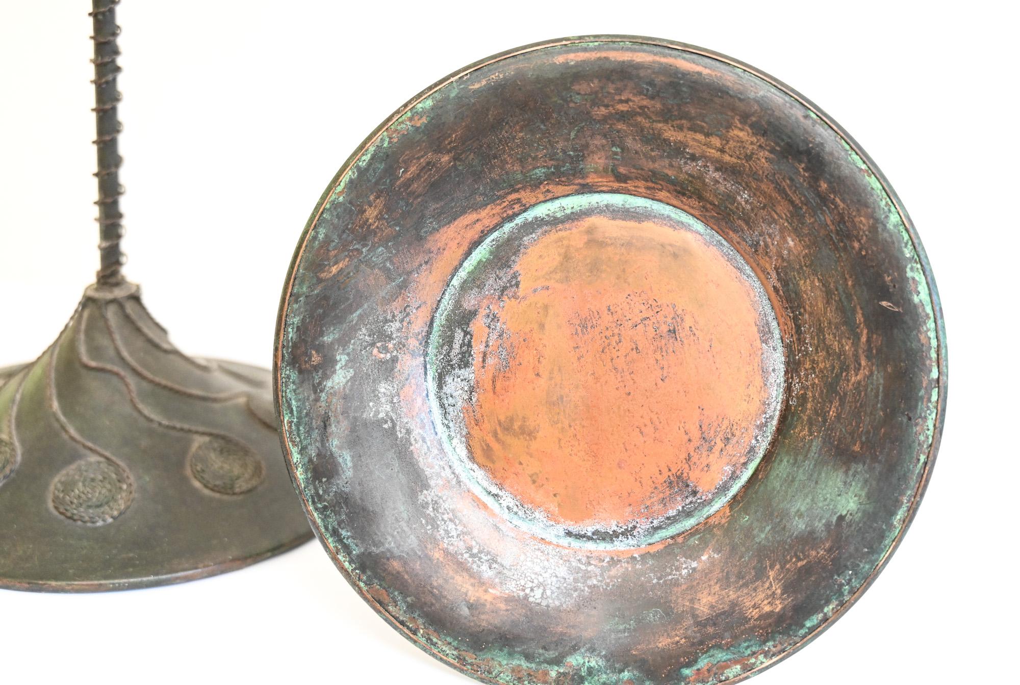 XX secolo Coppia di candelabri in rame di Rivière Studio Arts & Crafts con steli ritorti, USA in vendita