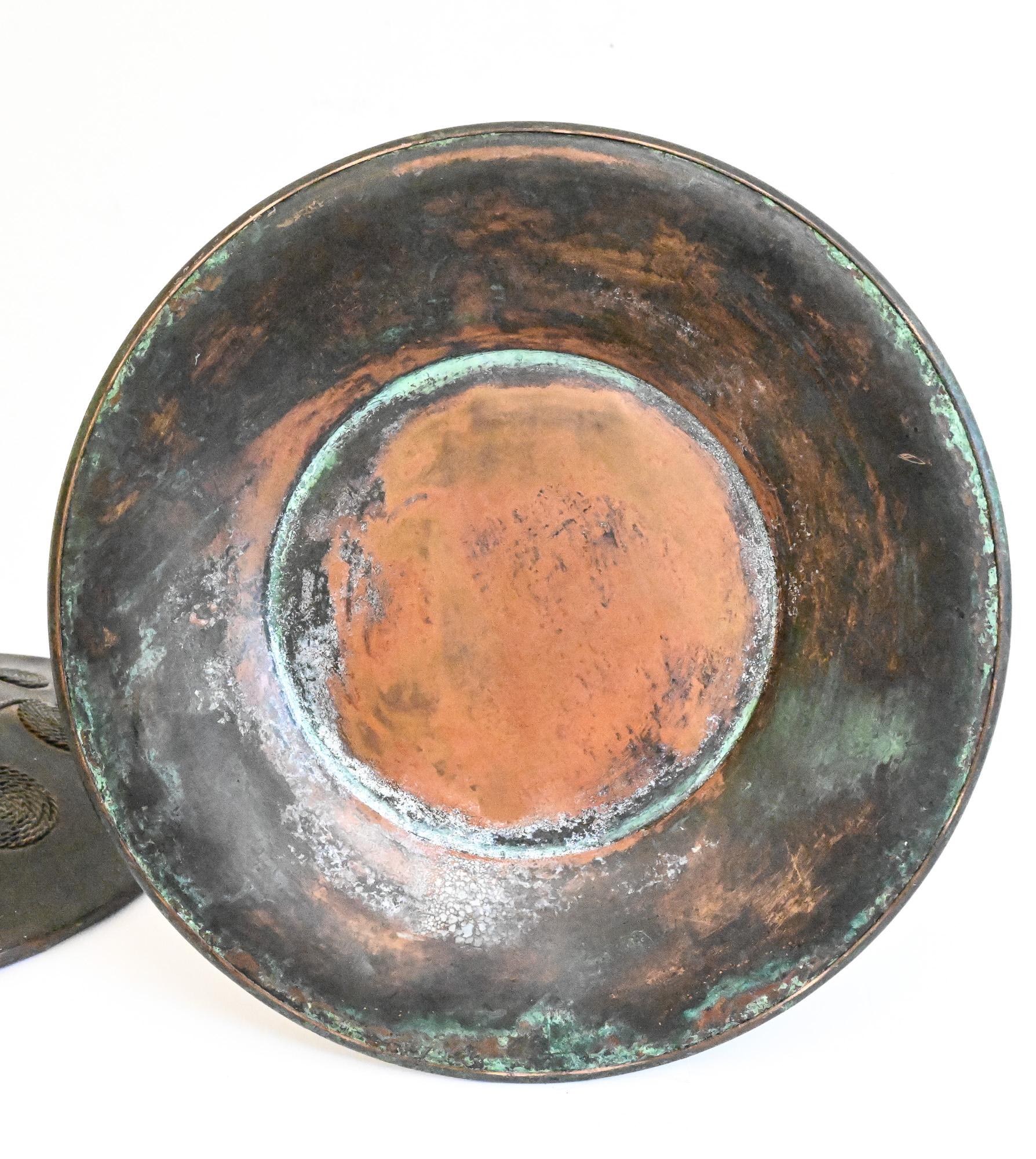 Rame Coppia di candelabri in rame di Rivière Studio Arts & Crafts con steli ritorti, USA in vendita