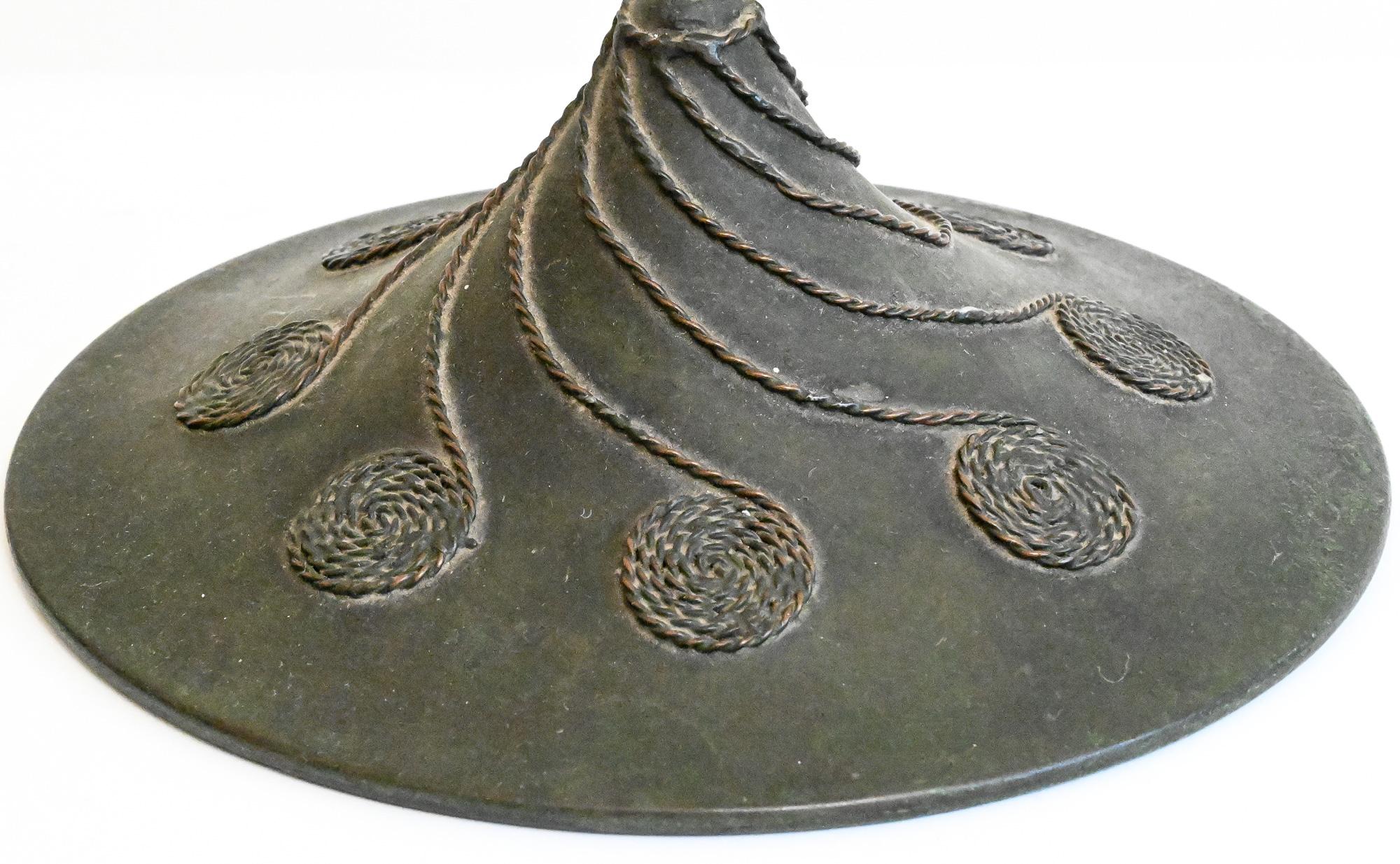 Coppia di candelabri in rame di Rivière Studio Arts & Crafts con steli ritorti, USA in vendita 1