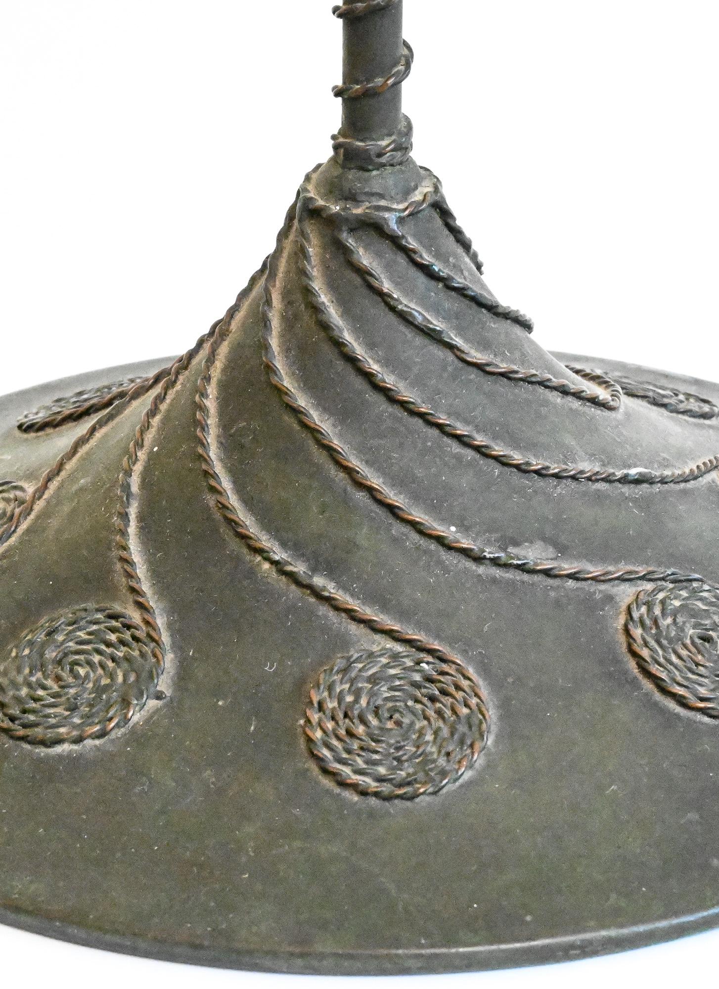 Coppia di candelabri in rame di Rivière Studio Arts & Crafts con steli ritorti, USA in vendita 2