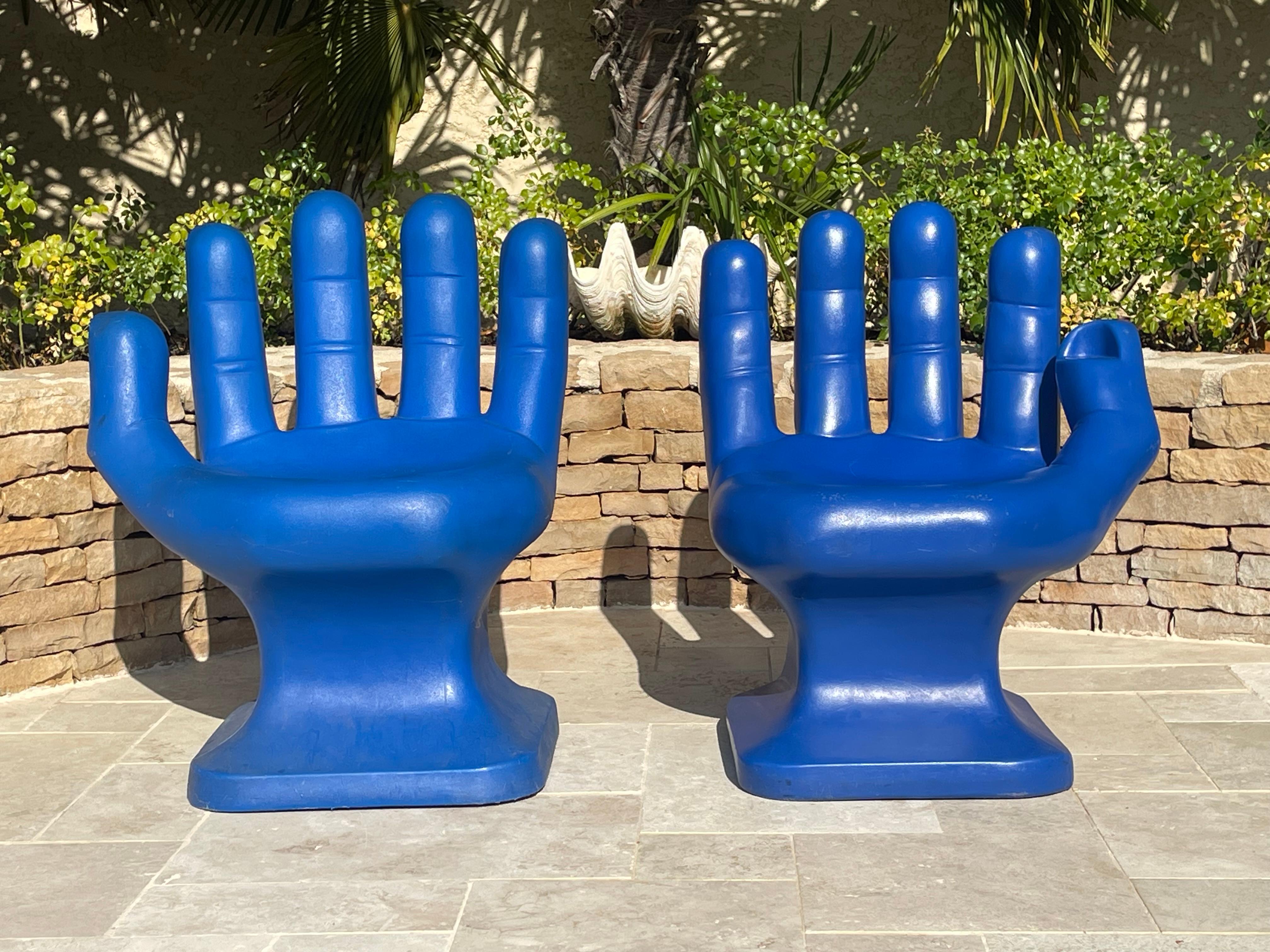 Pareja de sillas de mano azules RMIC. Mano derecha y mano izquierda con gafas apoyadas en el empuje. Son de resina/plástico azul real, en buen estado. Alrededor de 1970.
 
 Nota - algunos arañazos por el uso 
 
 Dimensiones 
 Mano derecha - Alto