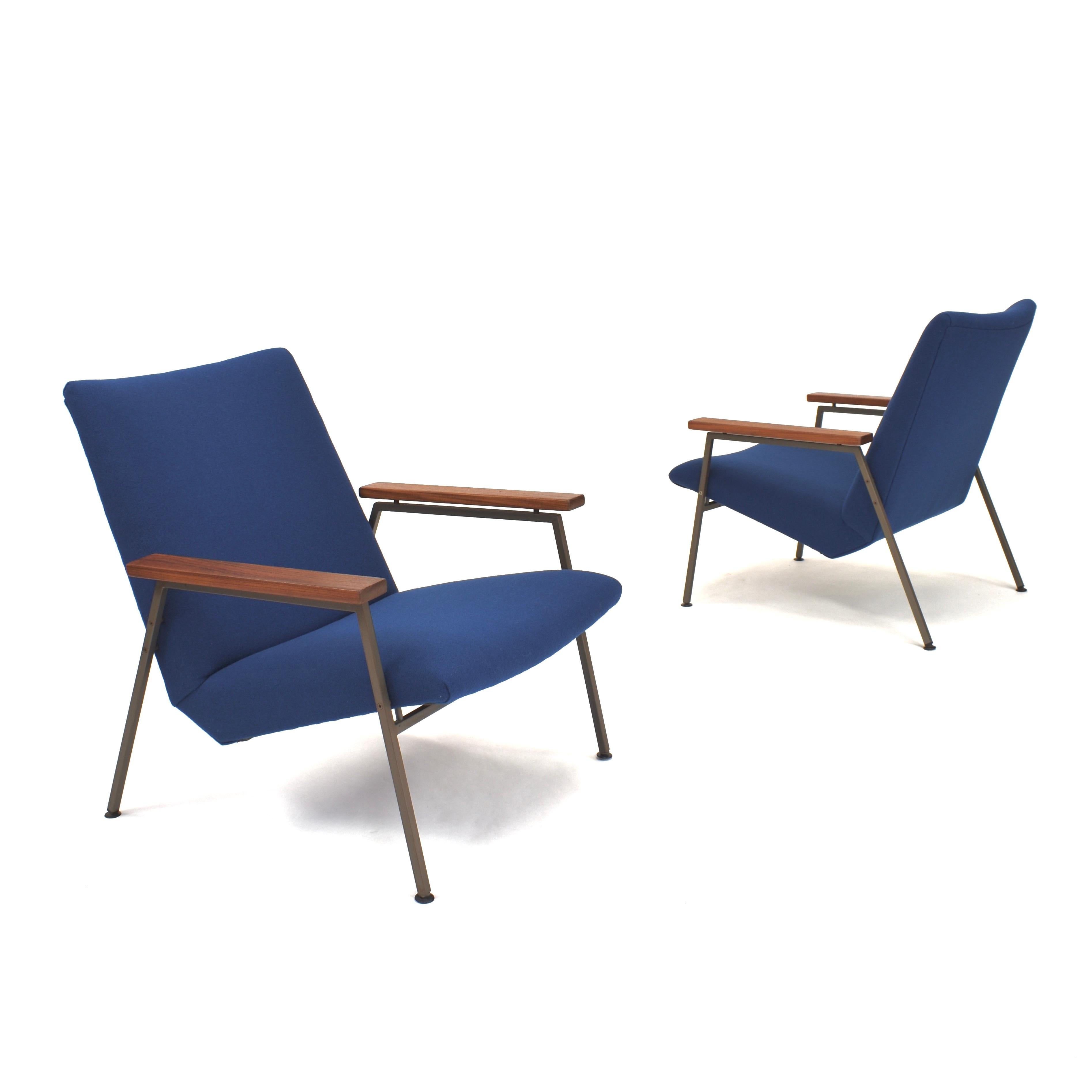 Beautiful minimalistic pair of Rob Parry ‘Lotus’ lounge chairs. The seats appear to be floating in the base.
New Kvadrat Tonus 4 upholstery and new foam filling. Solid teak armrests.

Designer: Rob Parry
Manufacturer: Gelderland
Country: