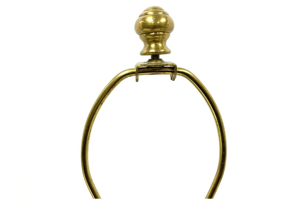 Pareja de lámparas de sobremesa Robert Abbey de cerámica con forma de doble calabaza. Lámparas con cerámica azul sobre base de latón, remate de latón, interruptor de encendido/apagado en el casquillo.

Dimensiones: 13 1/4