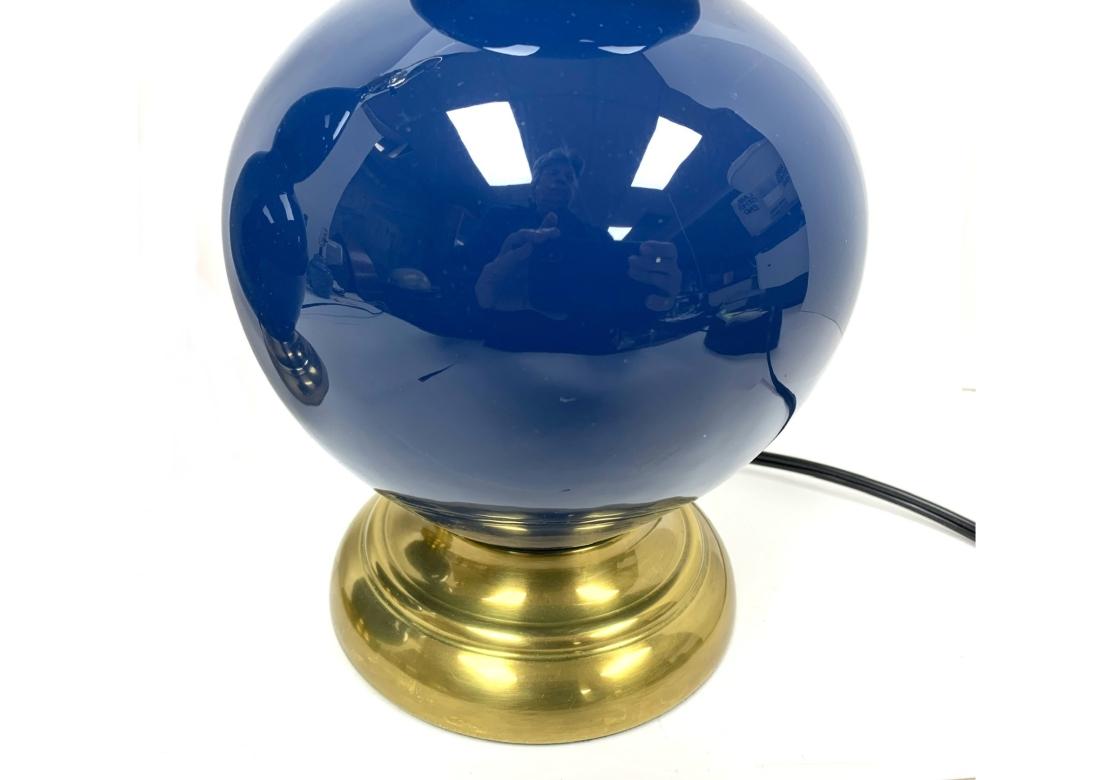 Pareja De Lámparas De Mesa De Cerámica Azul De Doble Calabaza Robert Abbey Latón en venta