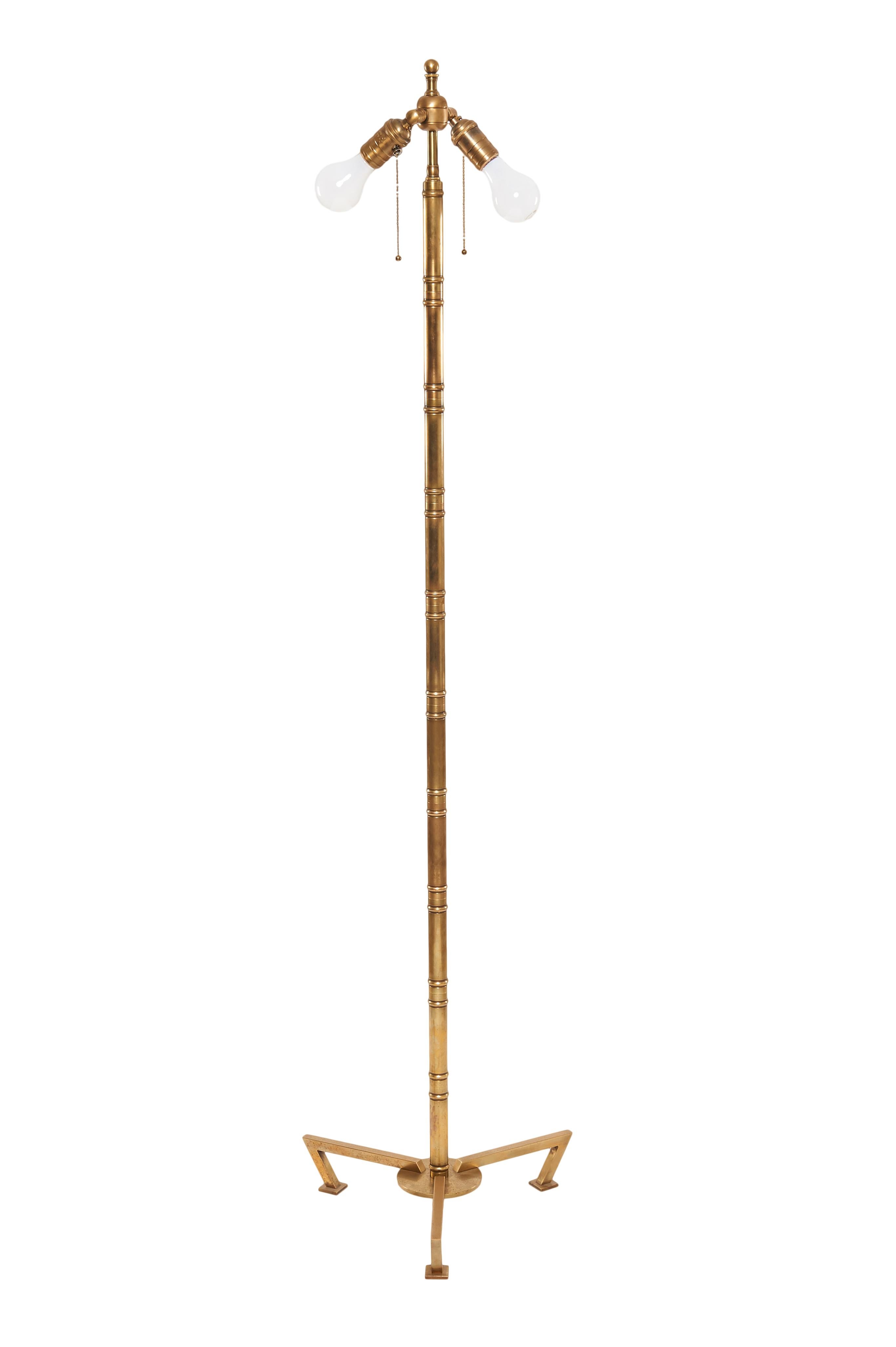 Paire de lampadaires en bambou bronze du milieu du siècle par Robert Altman ; y compris les abat-jours en papier naturel comme montré. Deux prises de chaise à tirette avec cordon de soie couleur bronze assorti. Excellent état vintage.