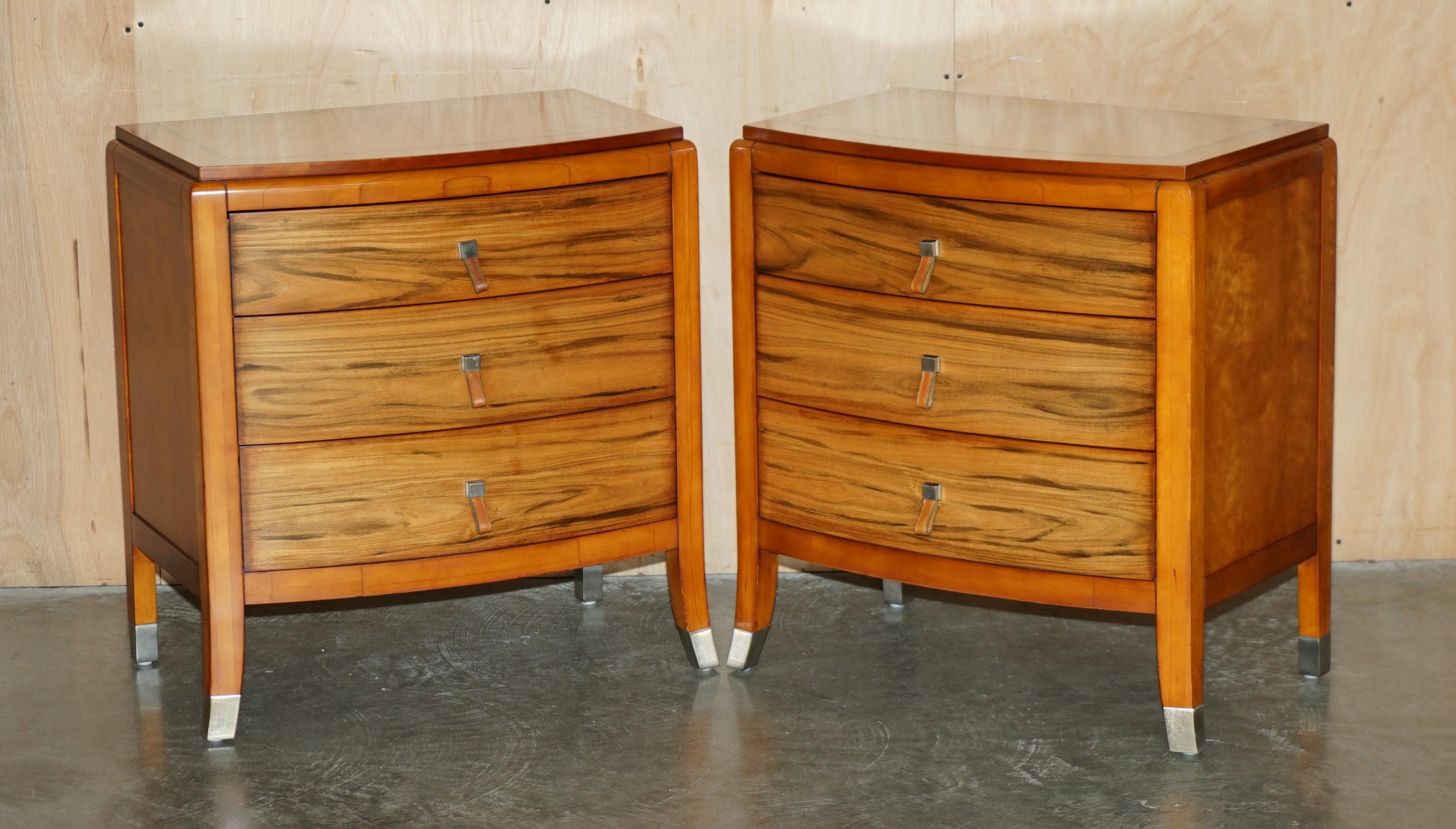 Antigüedades de la Casa Real

Royal House Antiques se complace en poner a la venta este impresionante par de cajoneras de nogal y palisandro del tamaño de una mesilla de noche o auxiliar, diseñadas por Robert Idol para Lane Home Furnishings, con