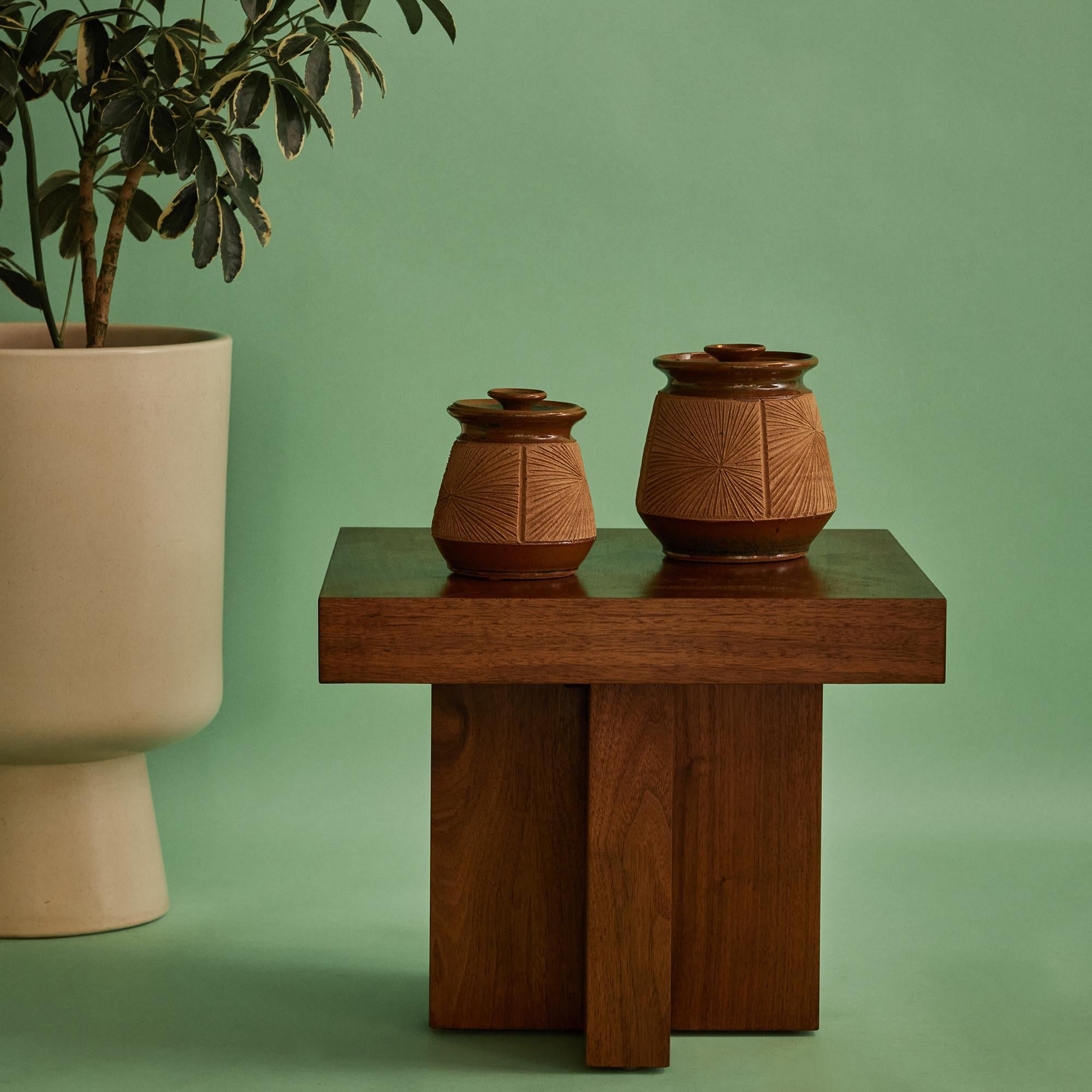 Coppia di vasi di Robert Maxwell and David Cressey per Earthgender. Studio A realizzato in terracotta lavorata a mano e progettata con coperchi smaltati coordinati, ideale sia come soluzione di conservazione che come accento decorativo. Un esemplare