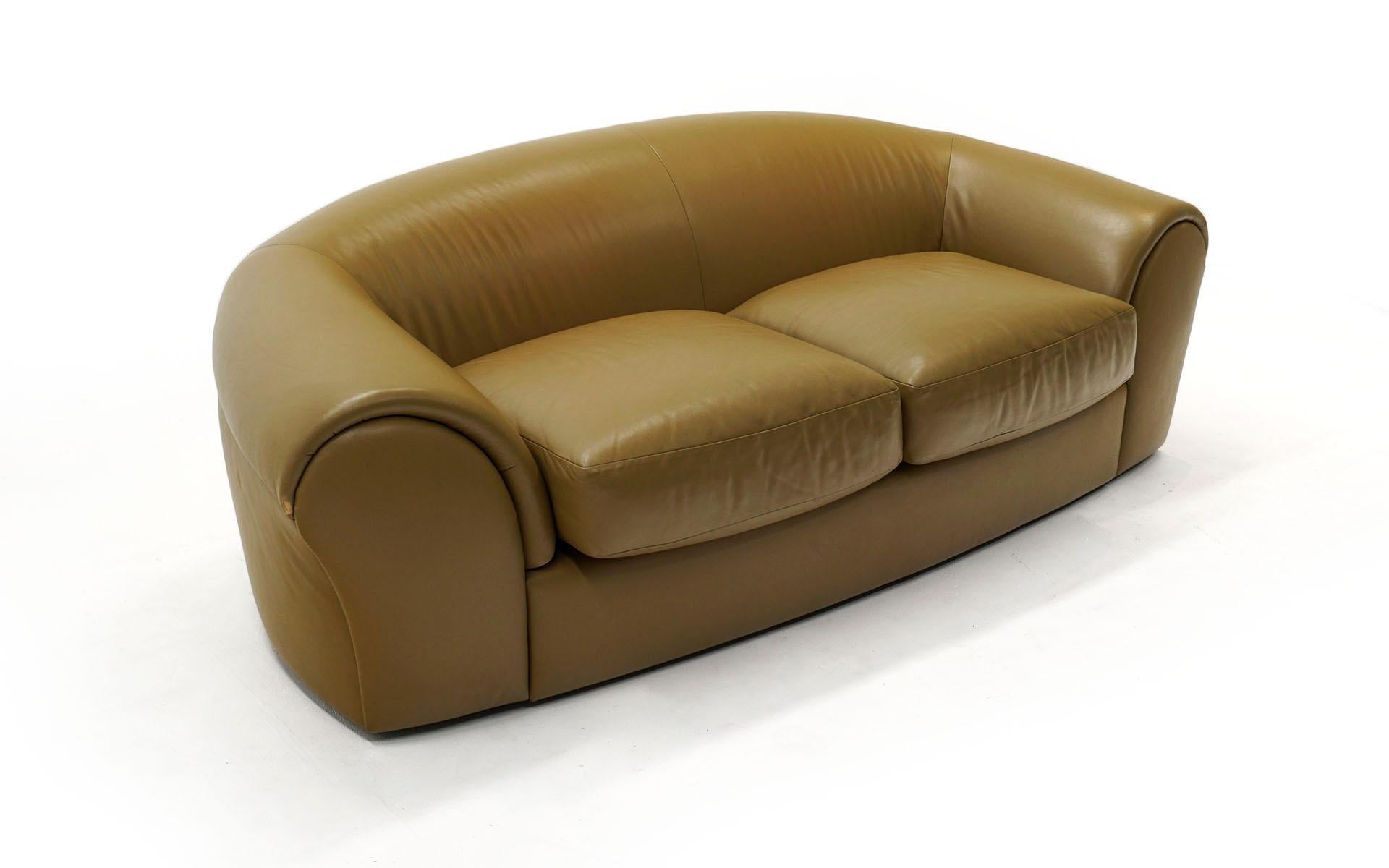 Un seul canapé Grandma en cuir assorti Robert Venturi fabriqué par Knoll, années 1980. Très bon état d'origine. Pas de déchirures ni d'éraflures sur le cuir. Légers signes d'utilisation.  Une usure minime et honnête.  Très confortable et prêt à