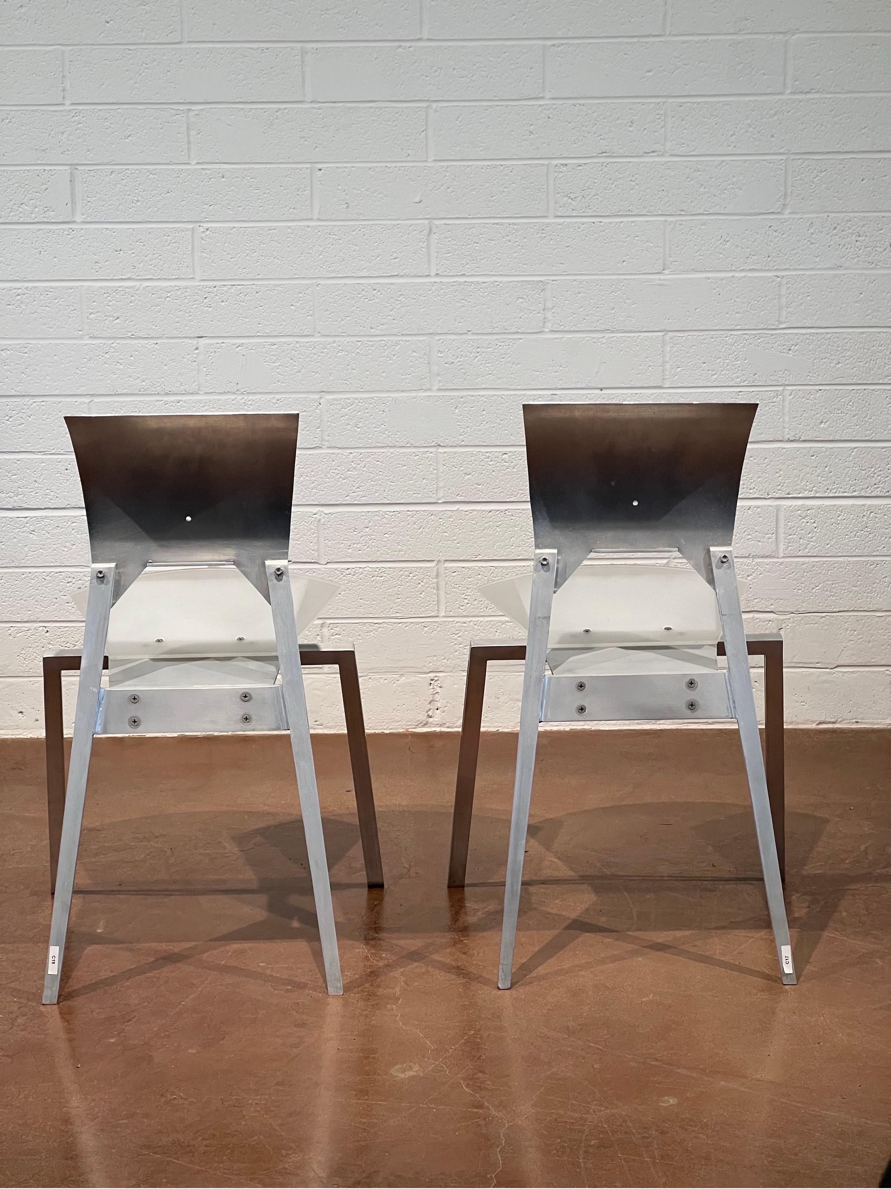 Questo prototipo di sedia di Robert Whitton, realizzato interamente in alluminio, è un pezzo d'arte utilizzabile di grande impatto, che confonde i confini tra scultura e arredamento funzionale. Progettata negli anni '80 e nei primi anni '90, la