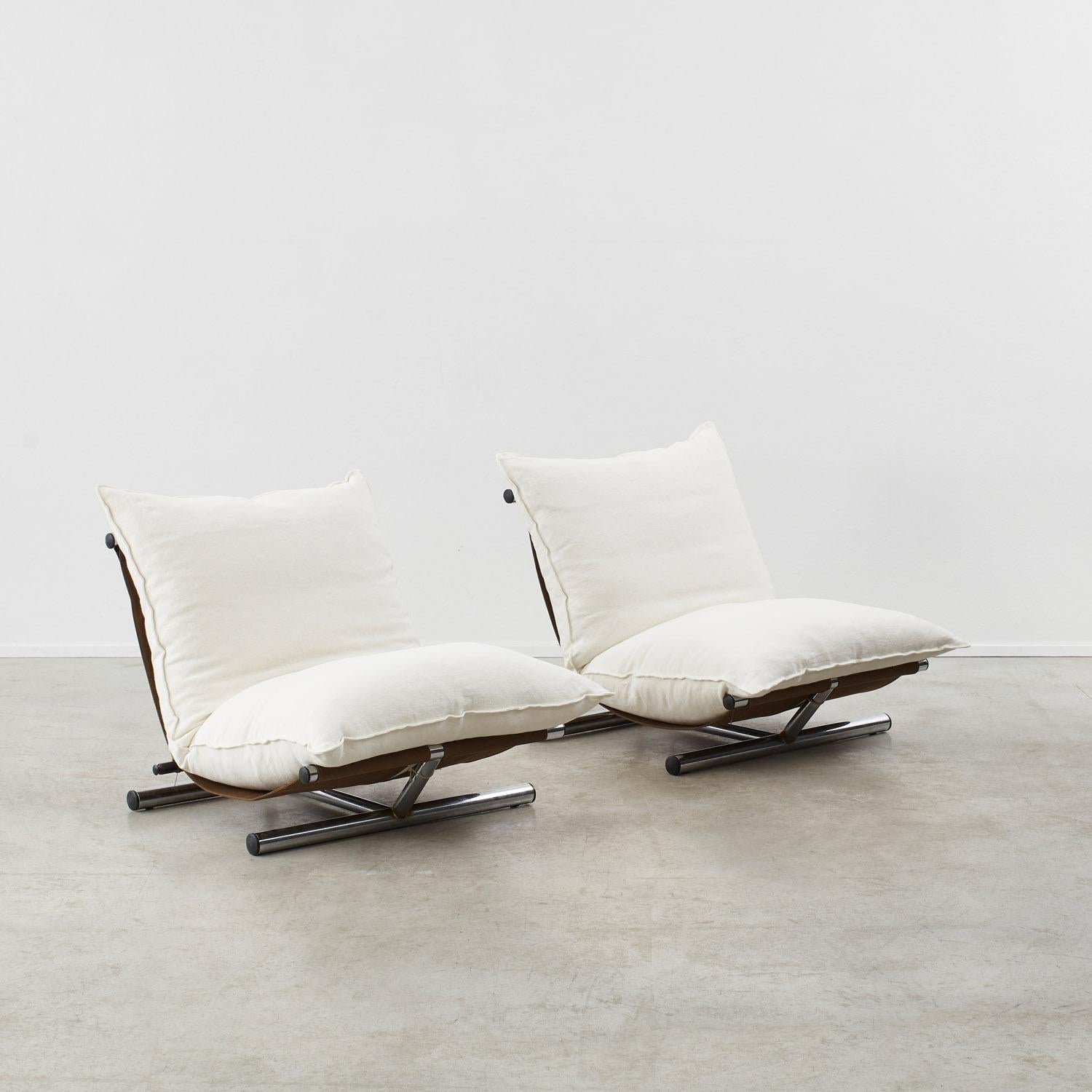 Le farfalle translates to butterfly in Italian, reflecting the striking winged form of this pair. Roberto Lucci and Paolo Orlandini began their partnership in 1968, creating a wide array of products for companies including Elam and Knoll. With its