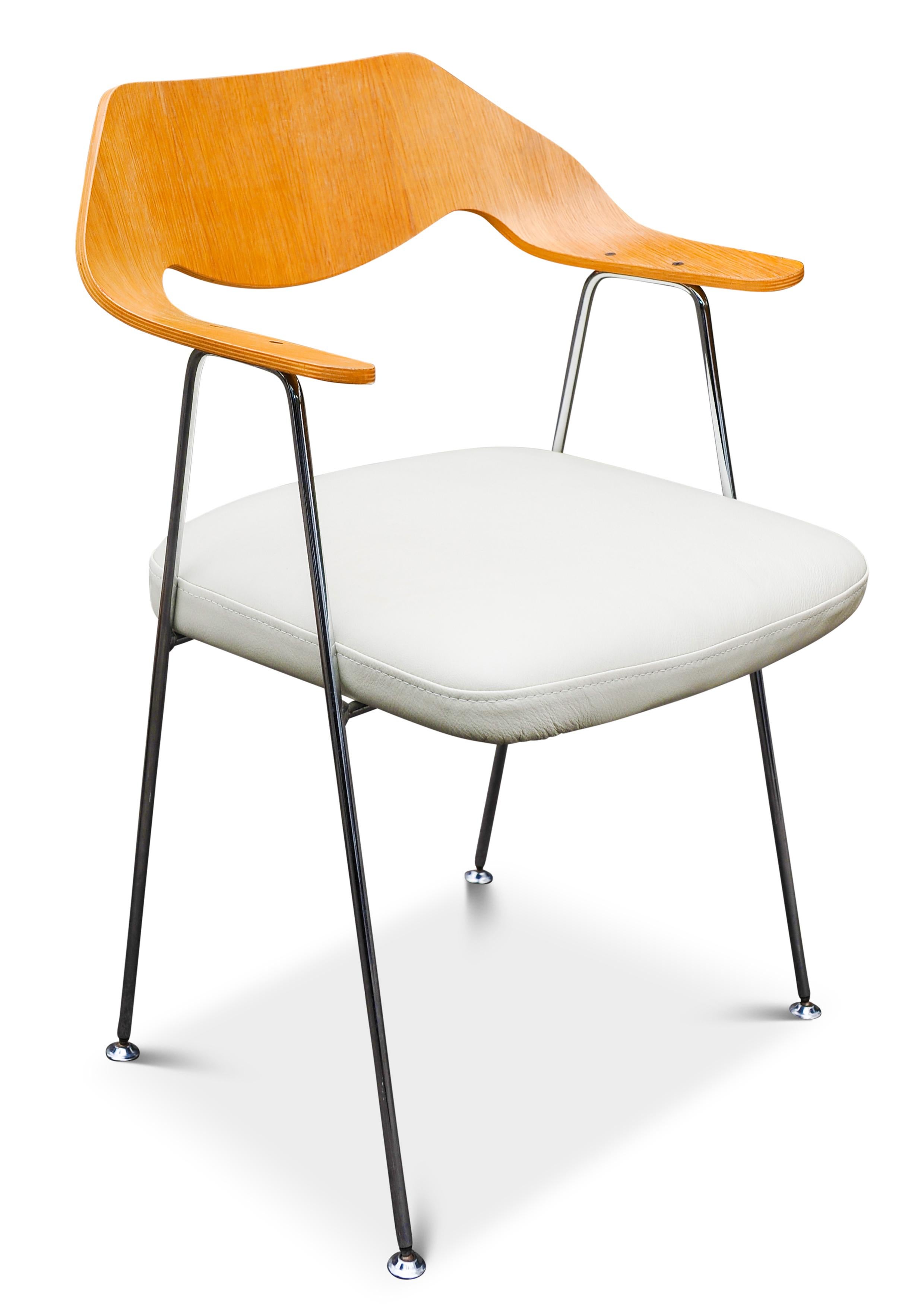 Ein Paar Robin Day Hille Stühle Gebogene Eiche Sperrholz & Chrom mit weißen Ledersitzen (Moderne der Mitte des Jahrhunderts) im Angebot