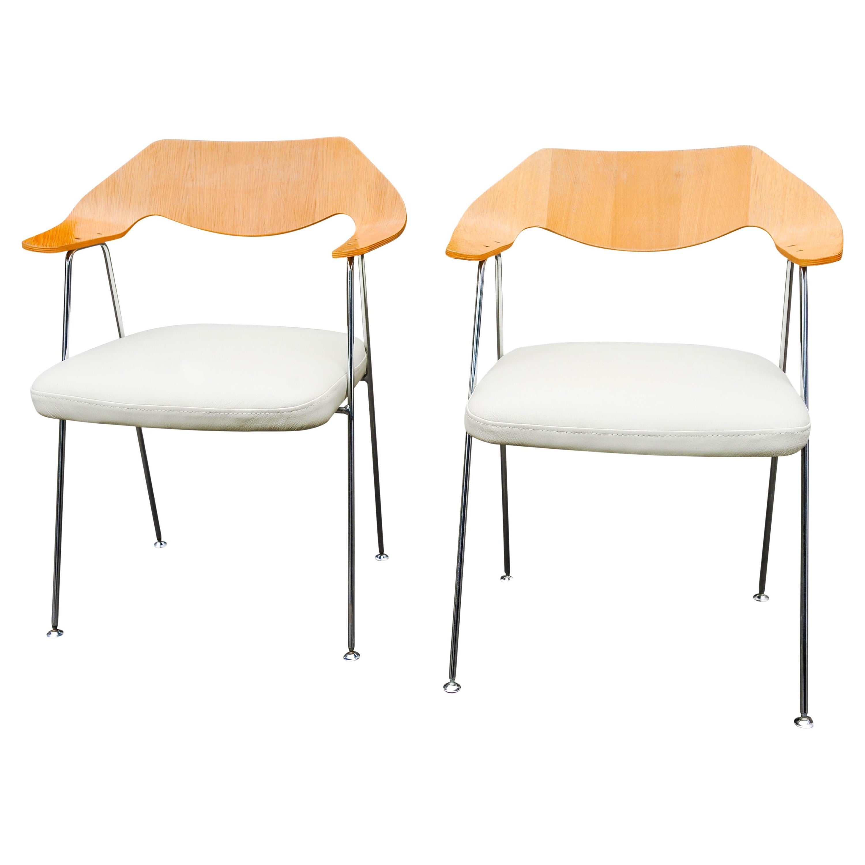Pareja de sillas Robin Day Hille de madera contrachapada de roble curvada y cromada con asientos de cuero blanco Moderno de mediados de siglo en venta
