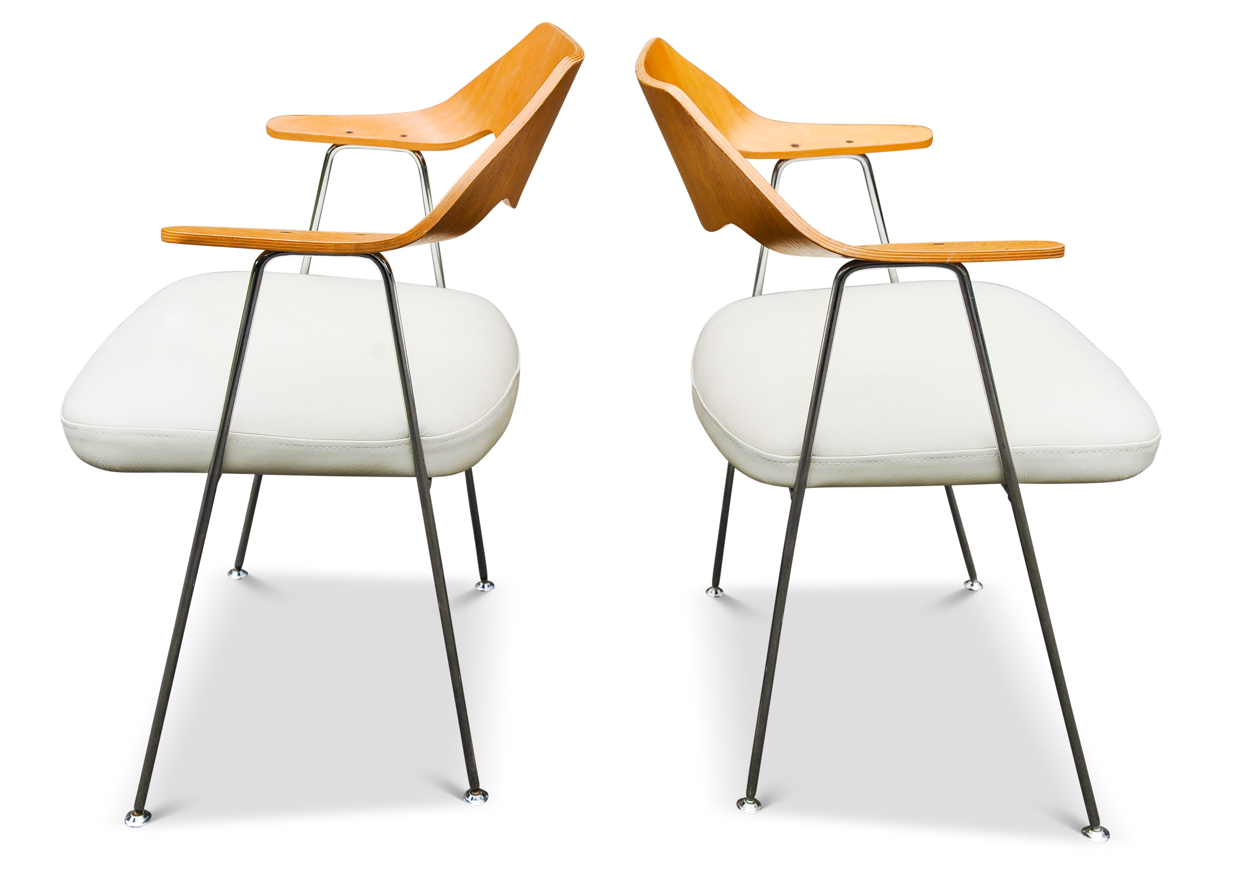 Pair Of Hille By British Designer Robin Day Model 675 Bent Oak Plywood & Chrome Easy Chair With White Leather Seats 1960s Made In England

675 chairs were designed by Robin Day in 1952 for the brand Hille of UK. Chromed steel frame with oak