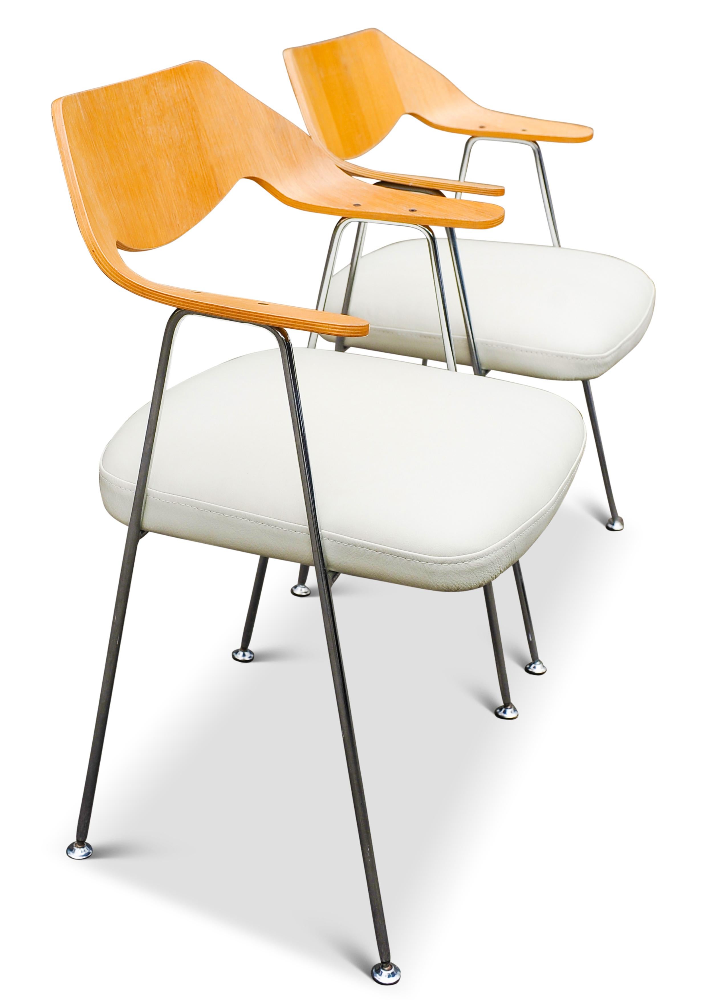 Britannique Paire de chaises Robin Day Hille en contreplaqué de chêne cintré et chrome avec sièges en cuir blanc en vente