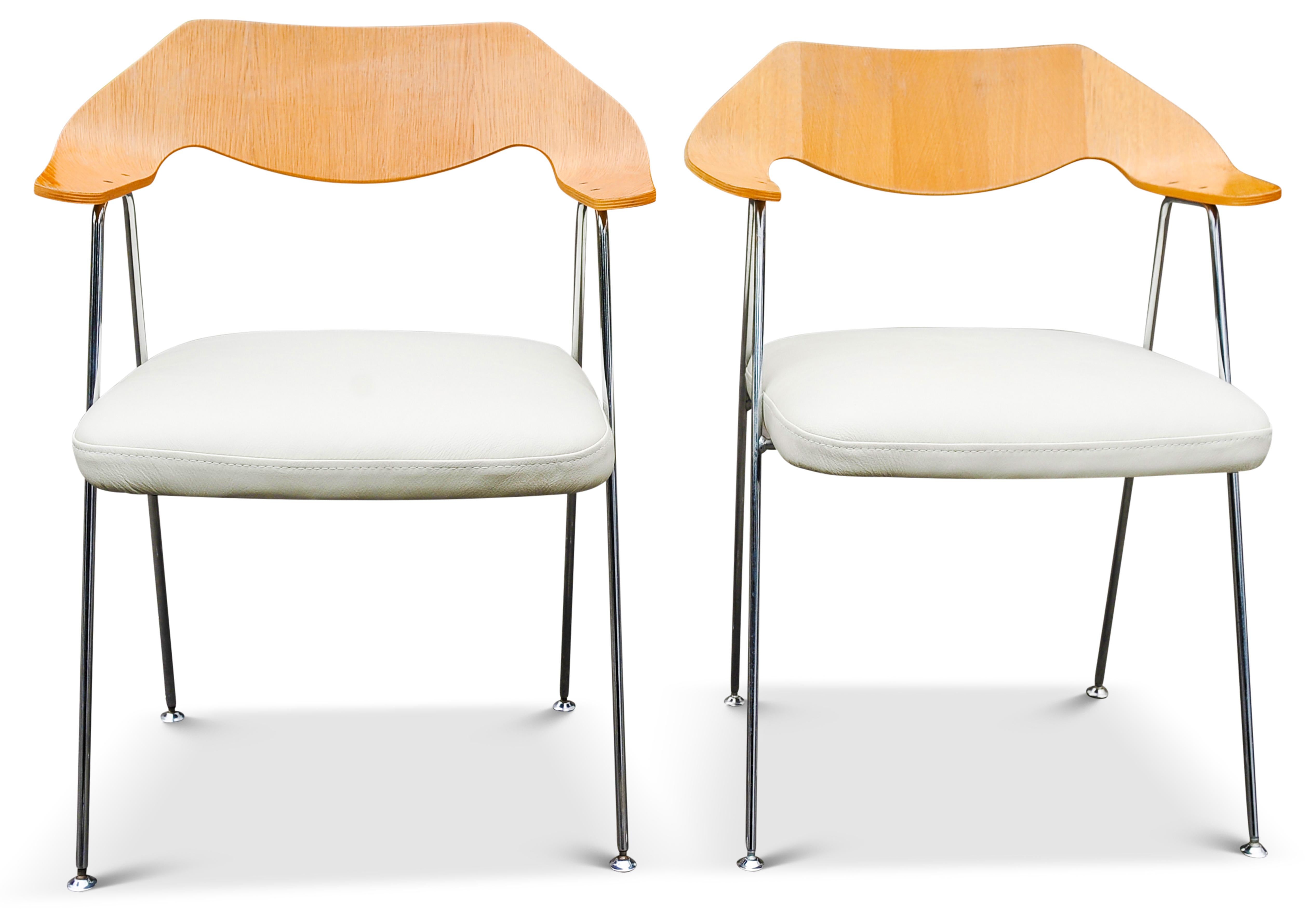 Ein Paar Robin Day Hille Stühle Gebogene Eiche Sperrholz & Chrom mit weißen Ledersitzen im Zustand „Gut“ im Angebot in High Wycombe, GB