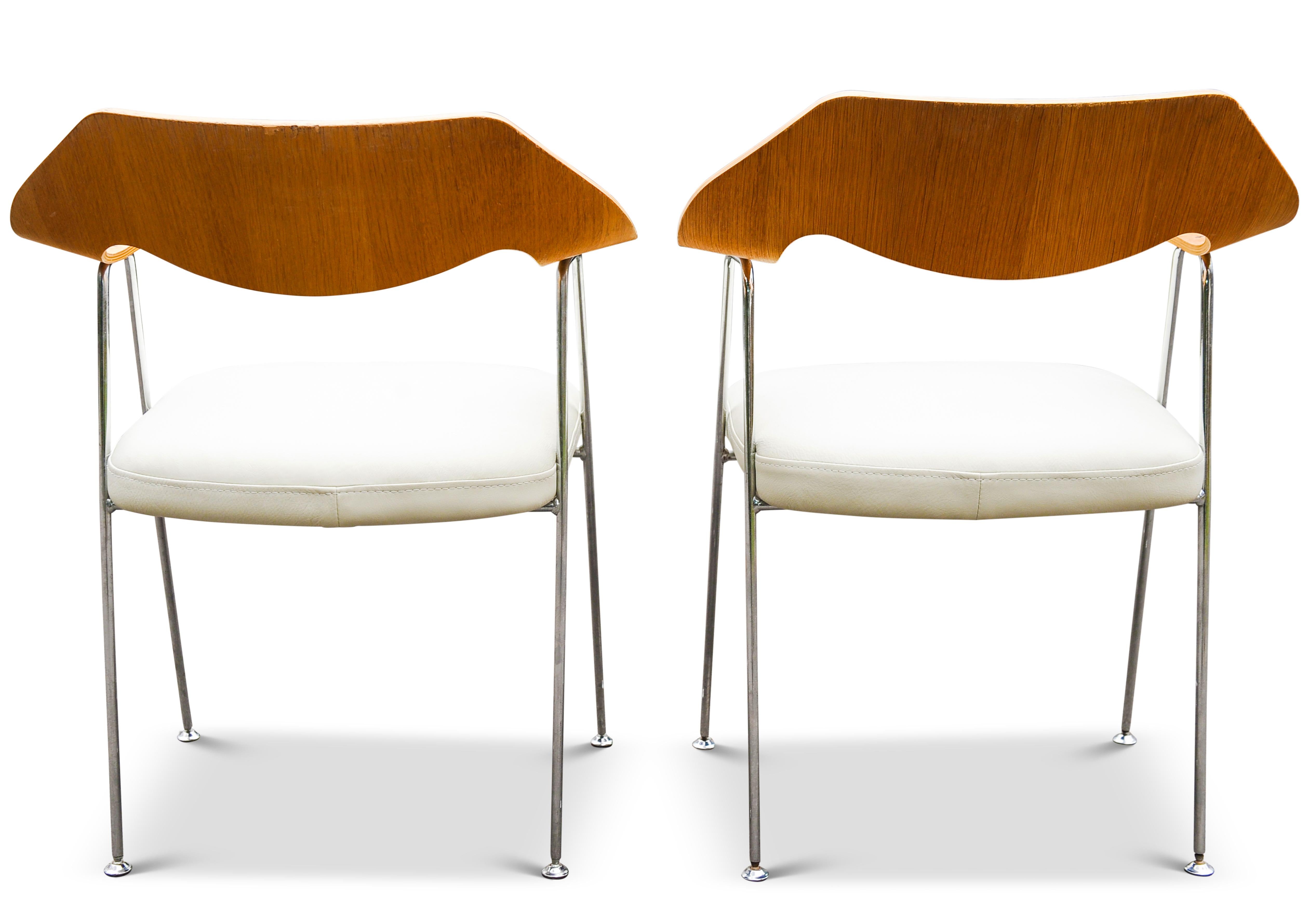 Cuir Paire de chaises Robin Day Hille en contreplaqué de chêne cintré et chrome avec sièges en cuir blanc en vente