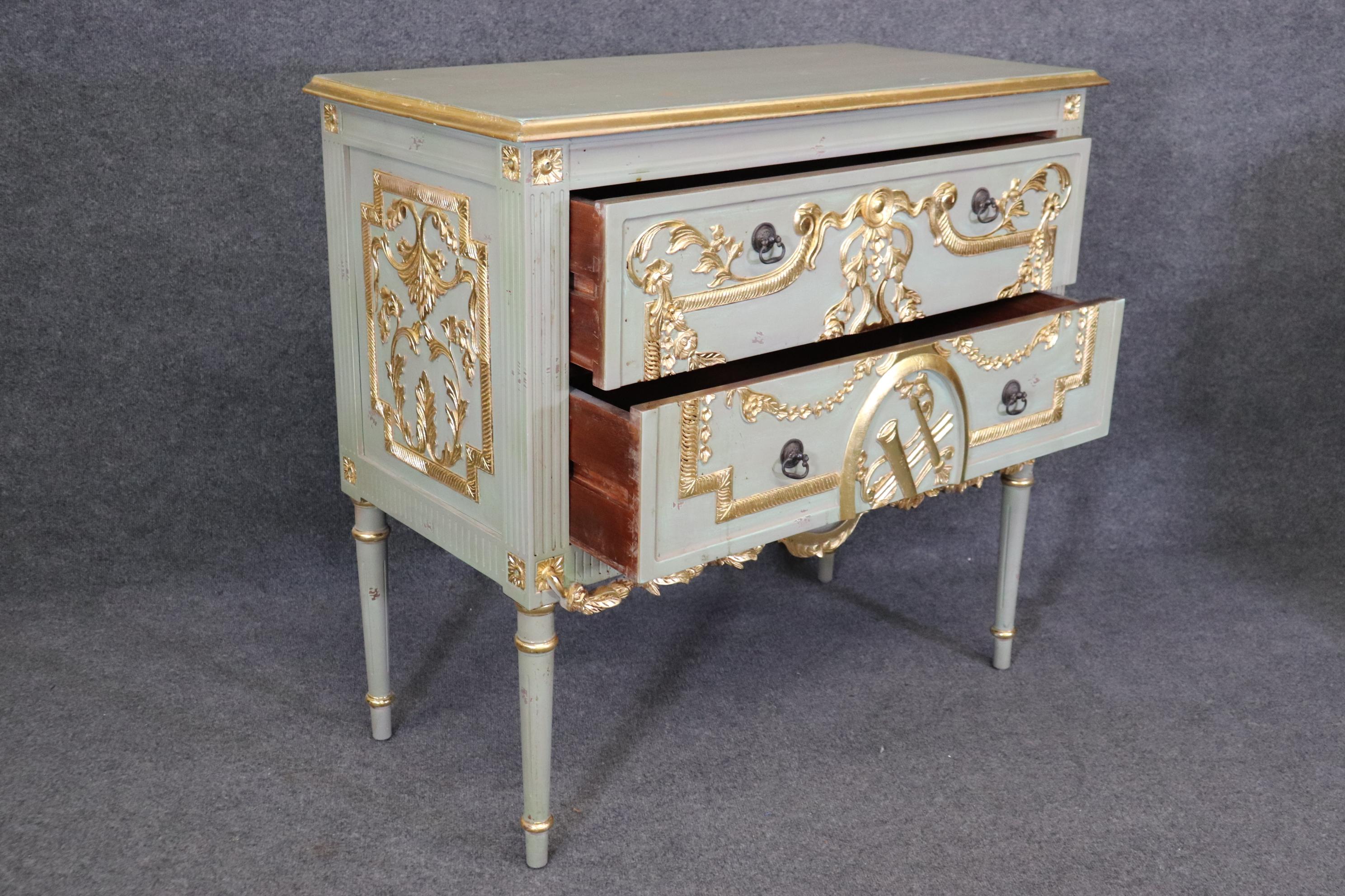 Paar Robin's Egg Blue und vergoldete französische Kommoden im Louis-XVI.-Stil im Louis-XVI.-Stil im Distressed-Stil im Angebot 7