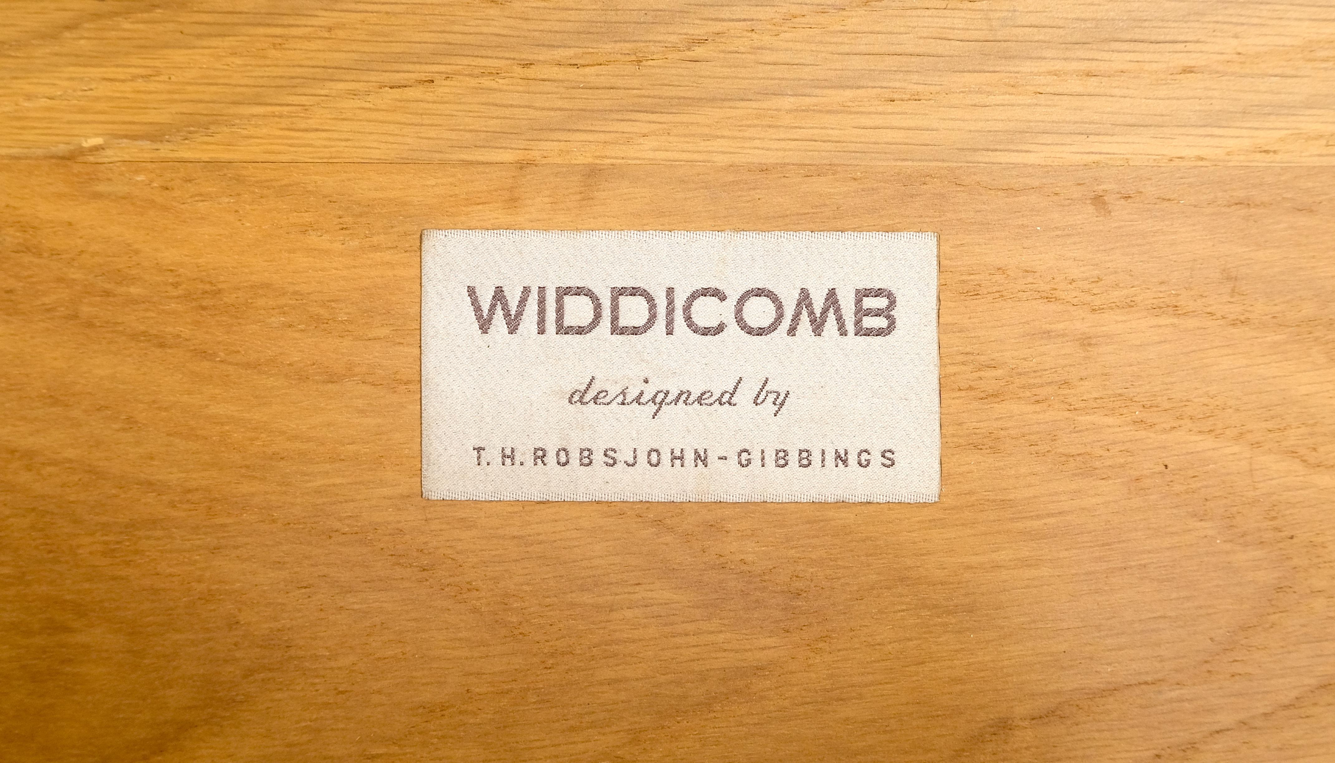 Ein Paar moderne Nussbaumkommoden aus der Jahrhundertmitte von Robsjohn-Gibbings für Widdicomb.