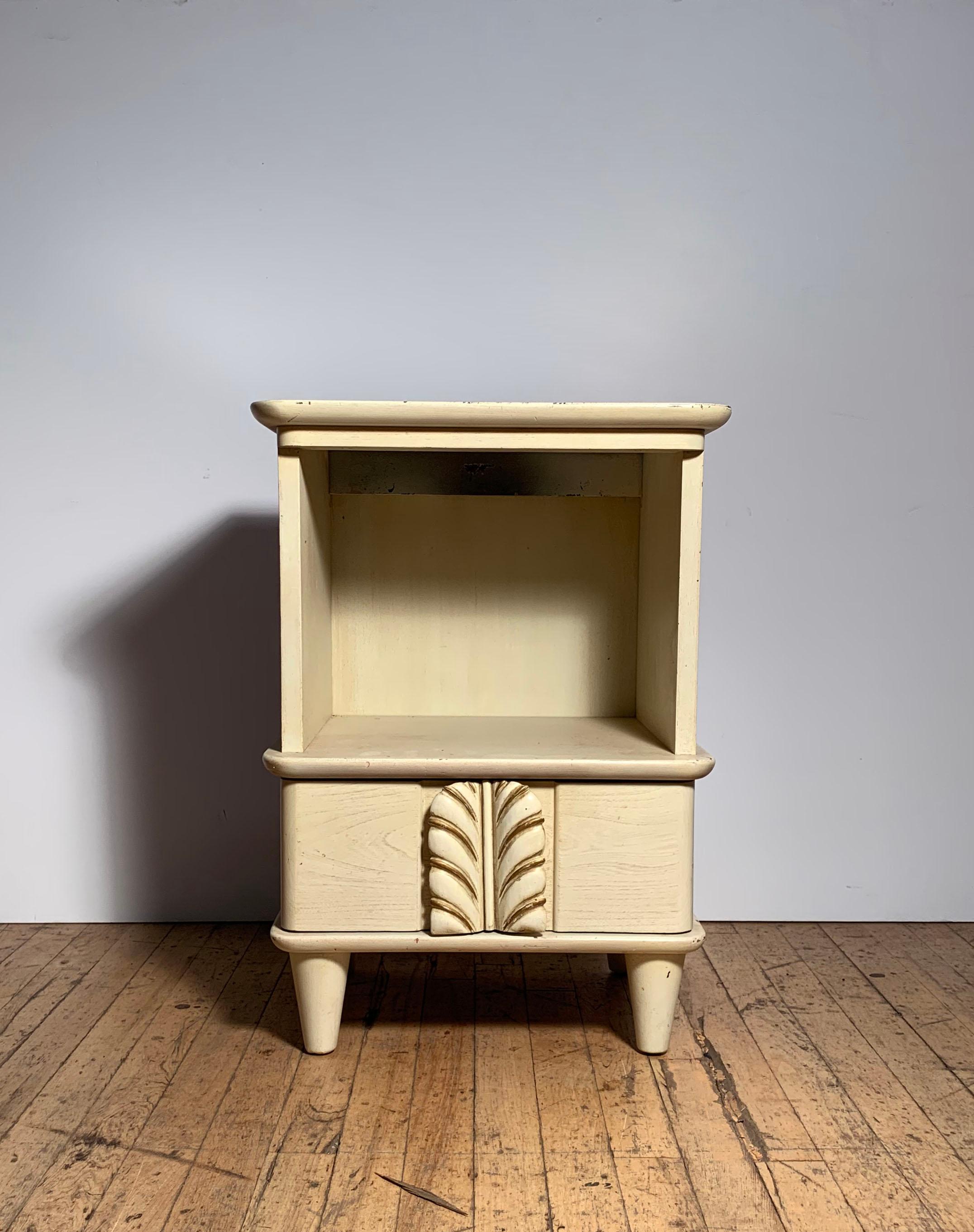 Pair of Robsjohn Gibbings feather handle endtables nightstands. A more scarce model to come across. 

Aged finish. Most likely will require refinishing.

Price is for the pair (2 Pieces).