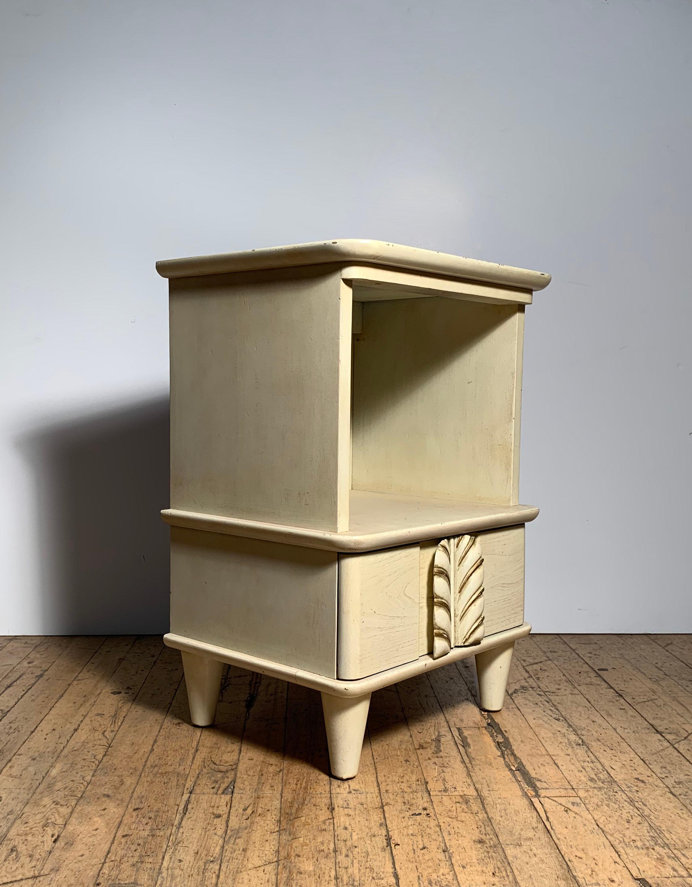 Mid-Century Modern Pair of Robsjohn Gibbings Feather Handle Endtables Nightstands For Sale