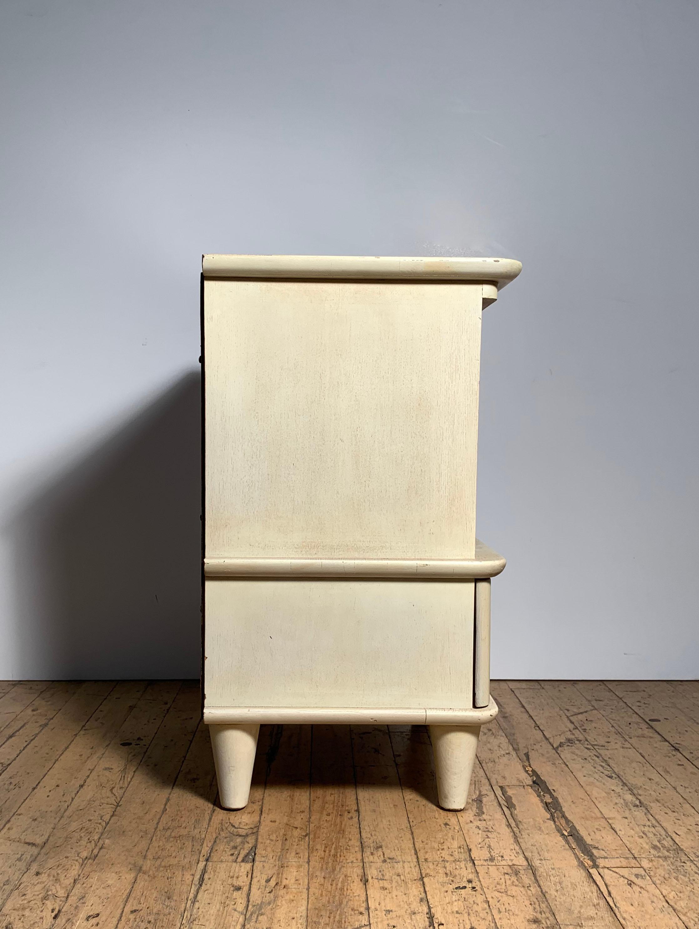 American Pair of Robsjohn Gibbings Feather Handle Endtables Nightstands For Sale