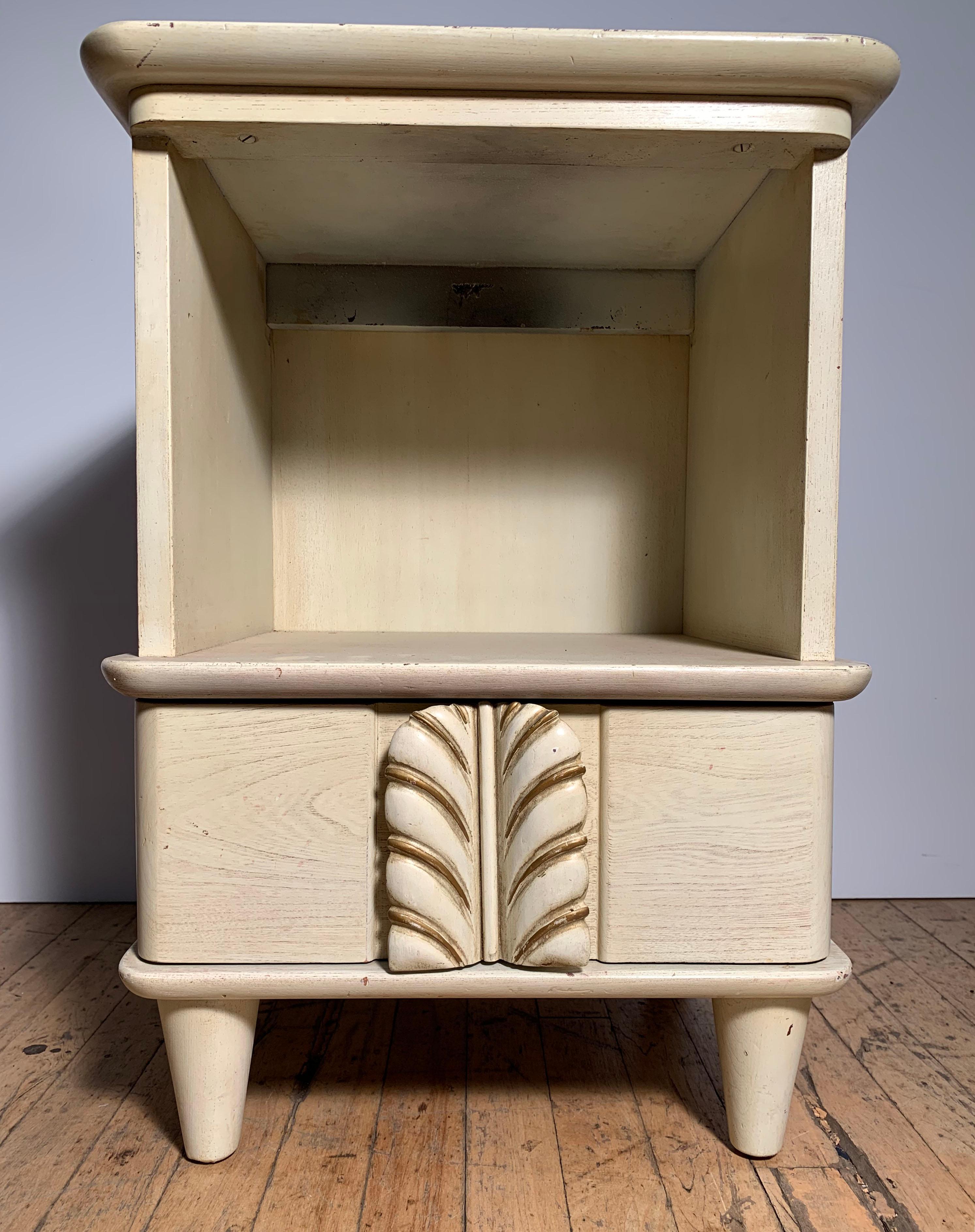 Pair of Robsjohn Gibbings Feather Handle Endtables Nightstands In Good Condition For Sale In Chicago, IL
