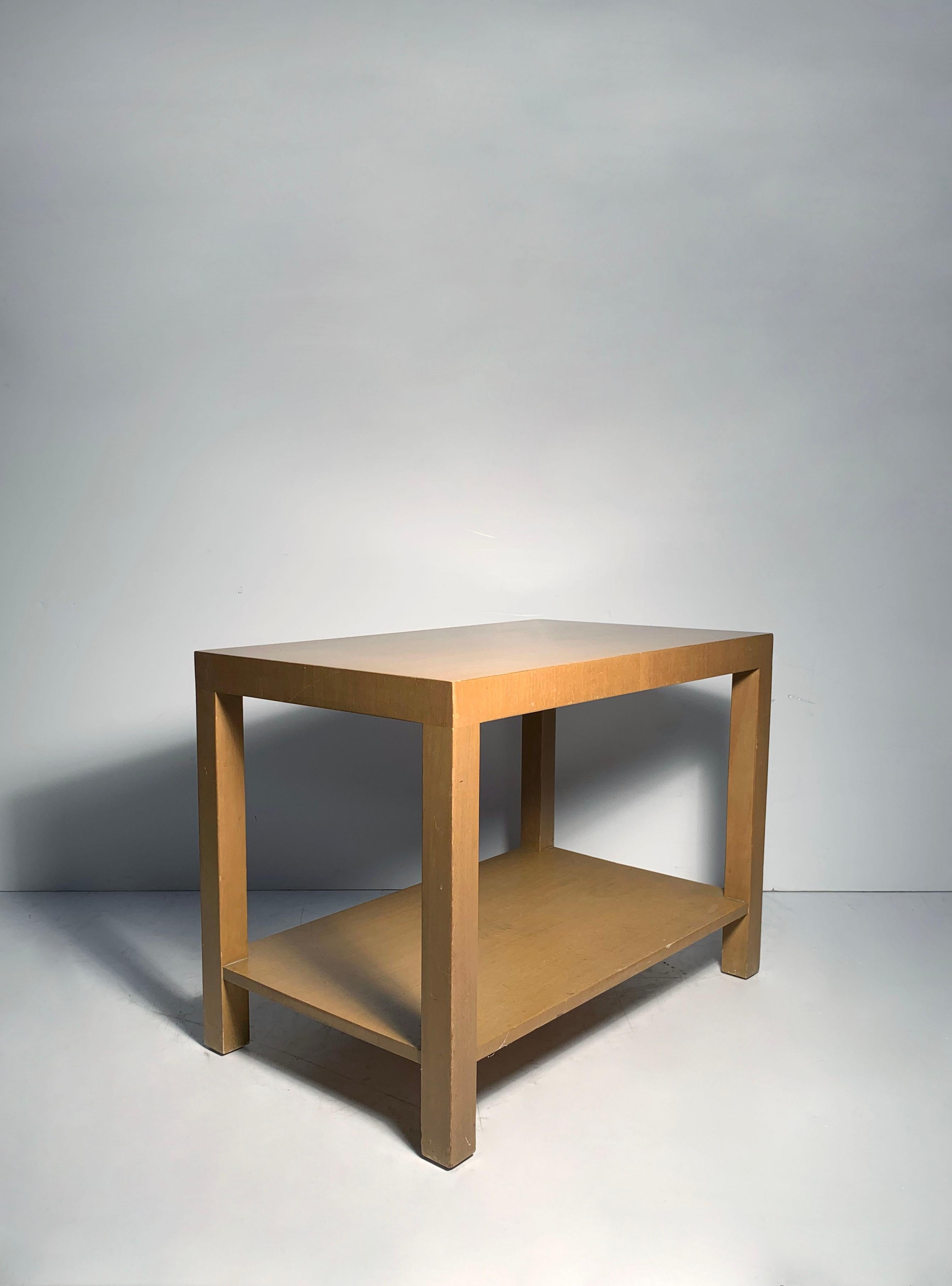 Tables d'appoint en forme de Parsons par Robsjohn Gibbings. Le prix est pour la paire (2 pièces).

Usure de la finition et quelques pertes et dommages au placage. Veuillez demander des photos supplémentaires. La paire doit être achetée dans