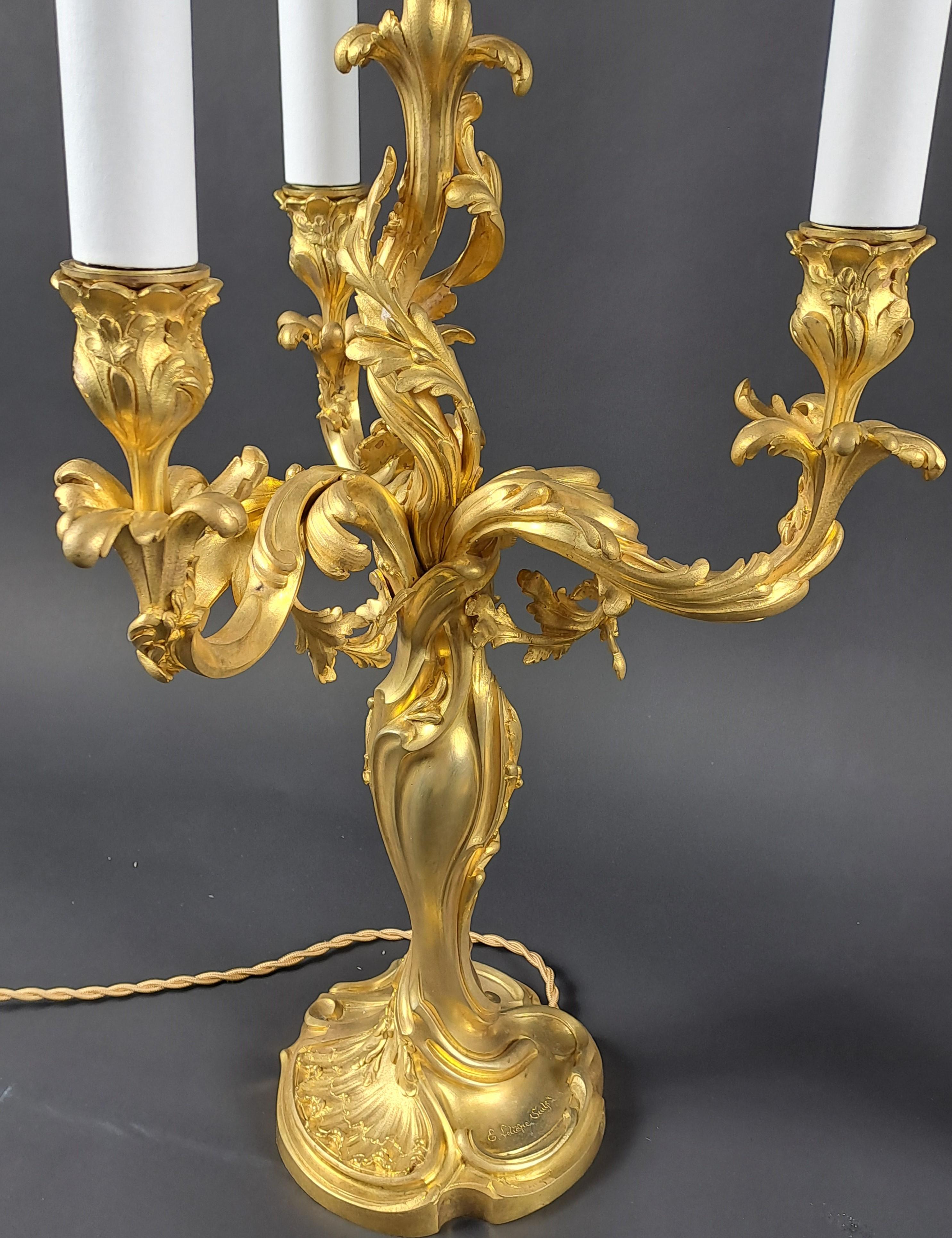 Außergewöhnliches Paar sehr fein ziselierter Kandelaber aus vergoldeter Bronze im Stil Louis XV Rocaille.   

Hervorragende reiche und komplexe Dekorationen.   

Sehr hohe Qualität der Arbeit.   

Elektrifiziert. (EU-Normen, US auf Anfrage) 